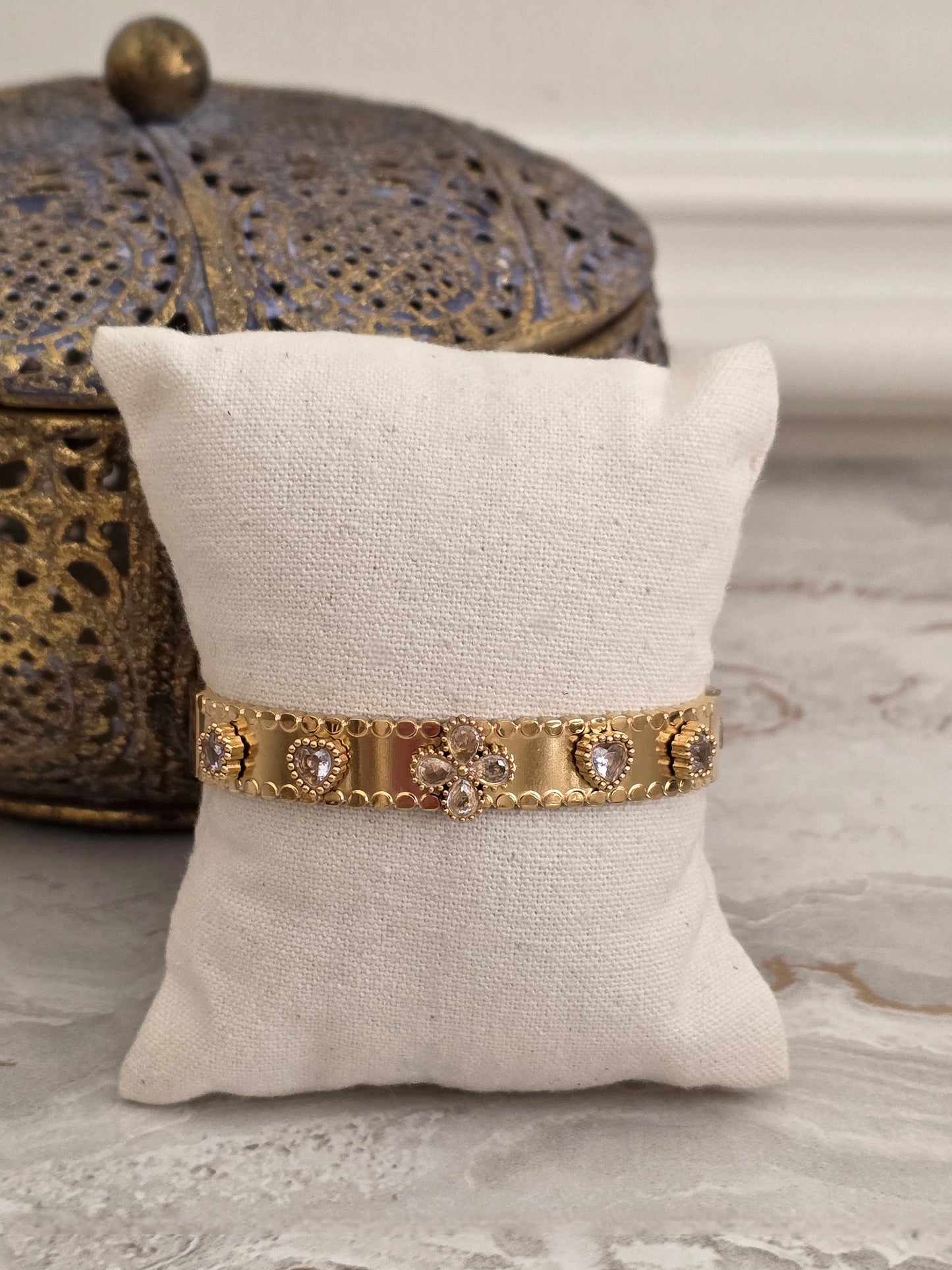 gold crysal clover gold bangle