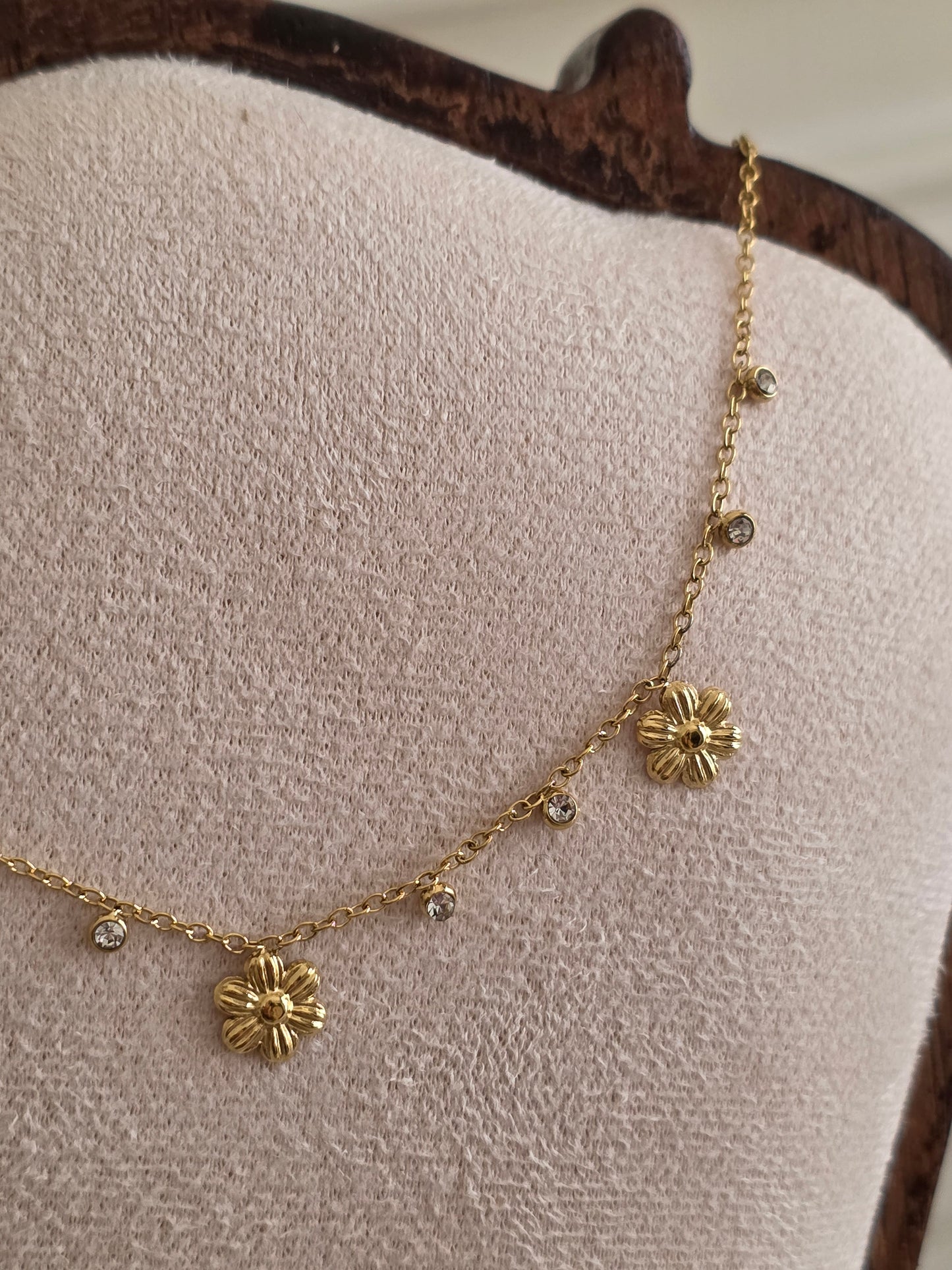 DILAY FLOWER NECKLACE