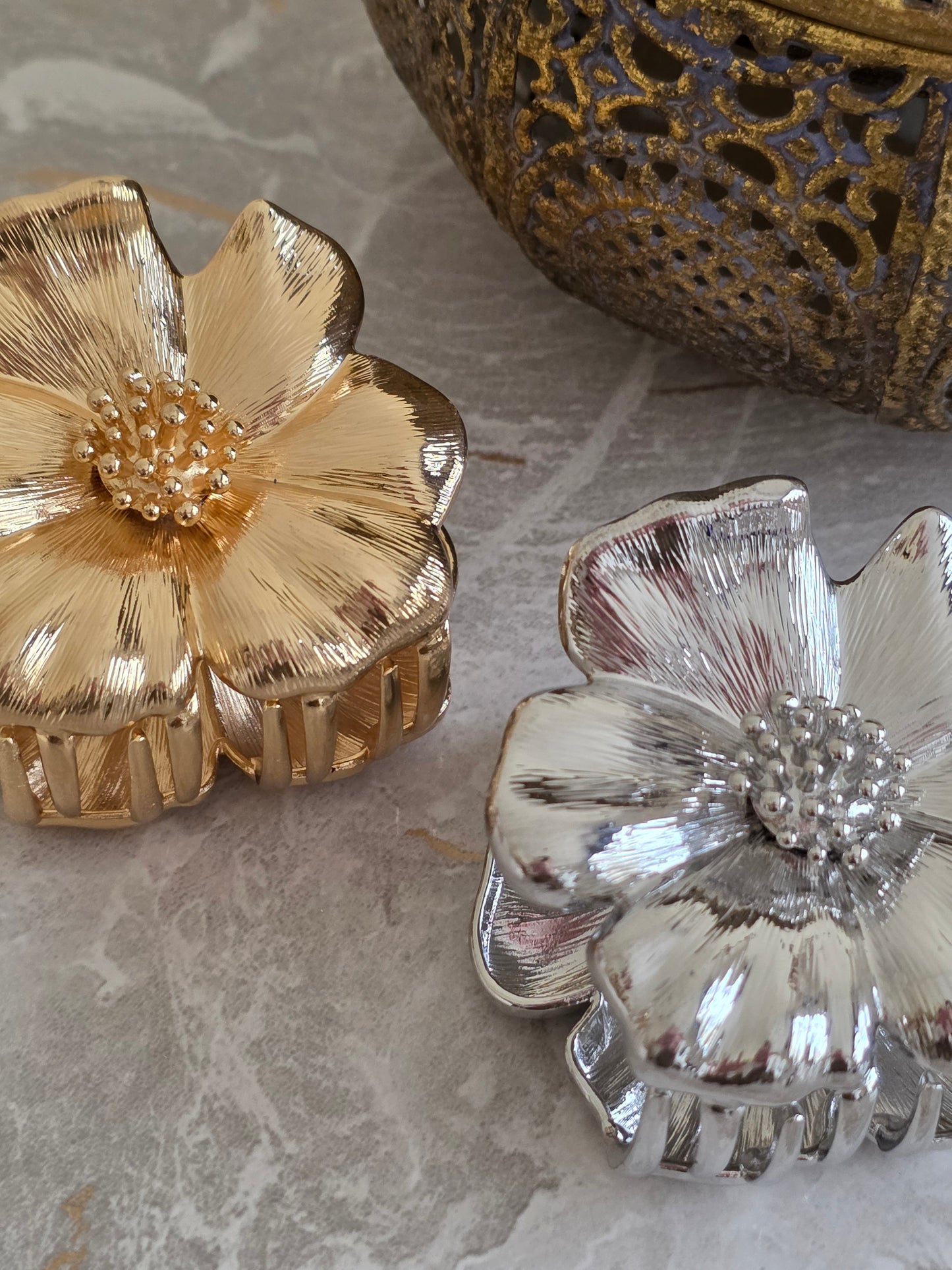METALLIC BLOOM FLOWER HAIR CLAW