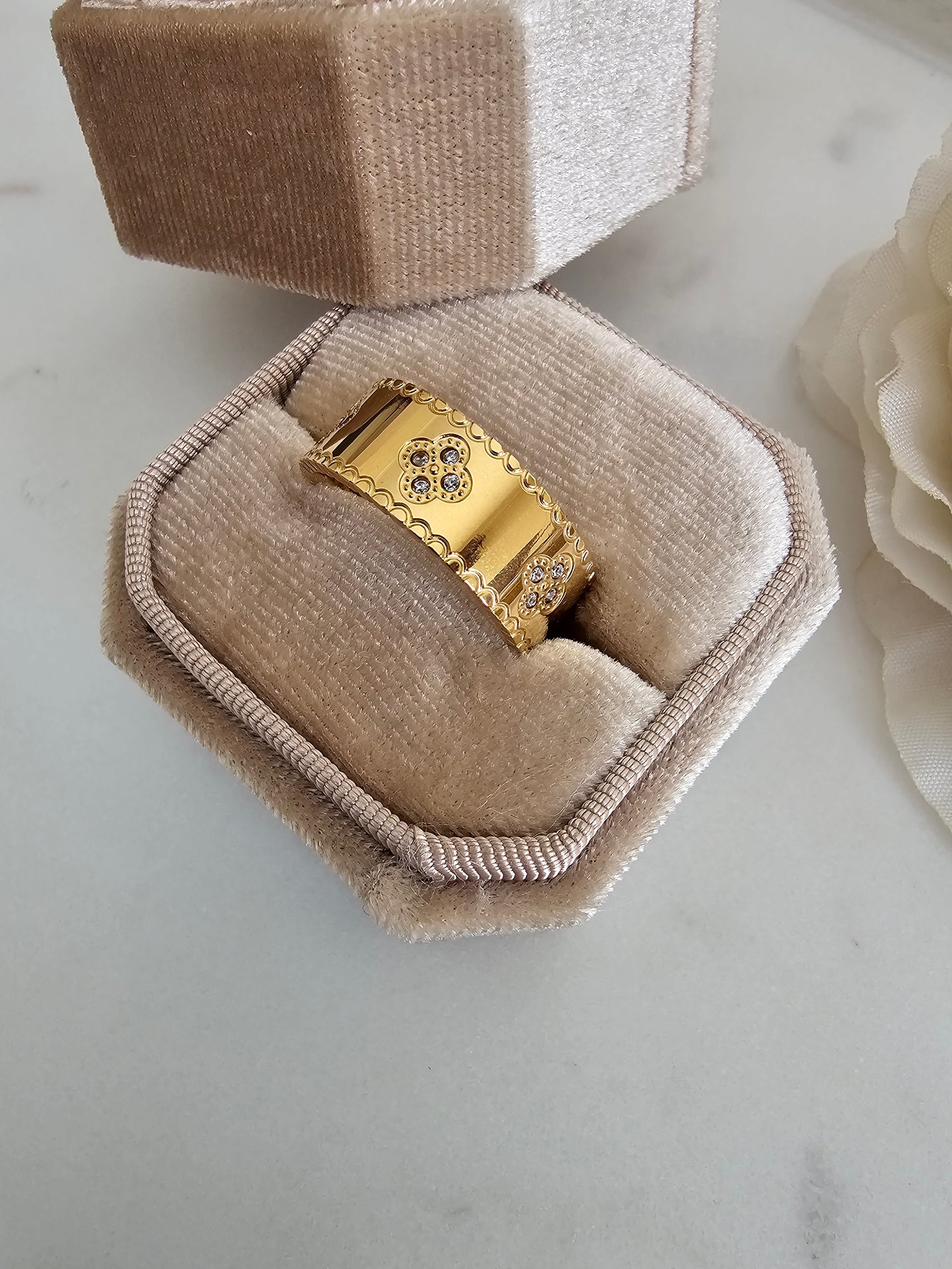 ZUHRI CLOVER RING