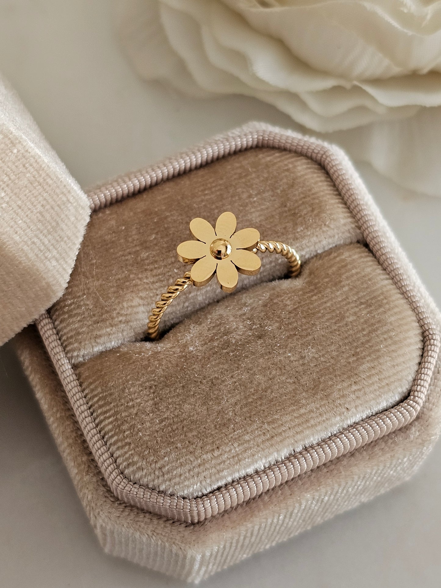 PELINA FLOWER RING