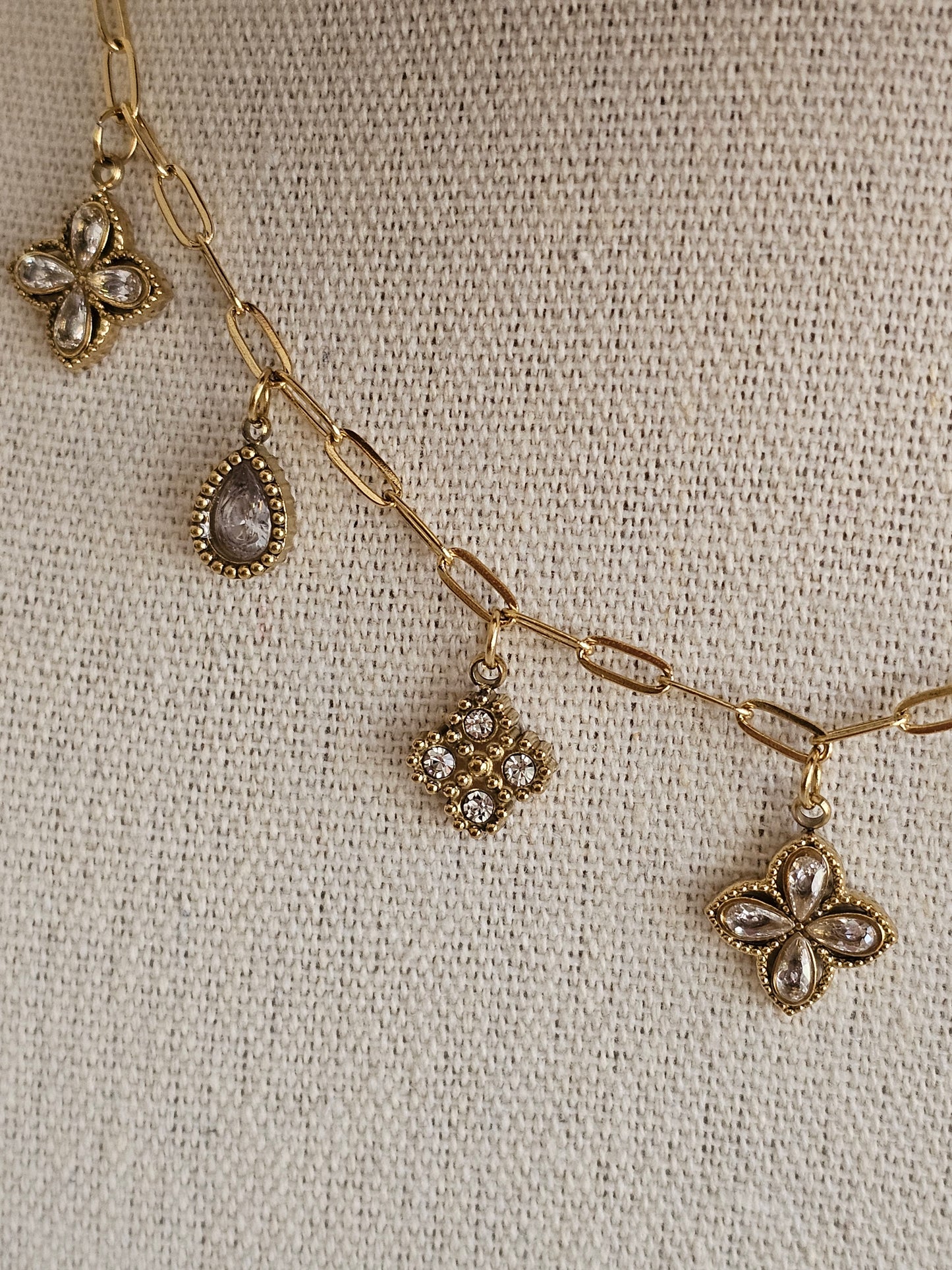 RIHANA CLOVER CHARM NECKLACE
