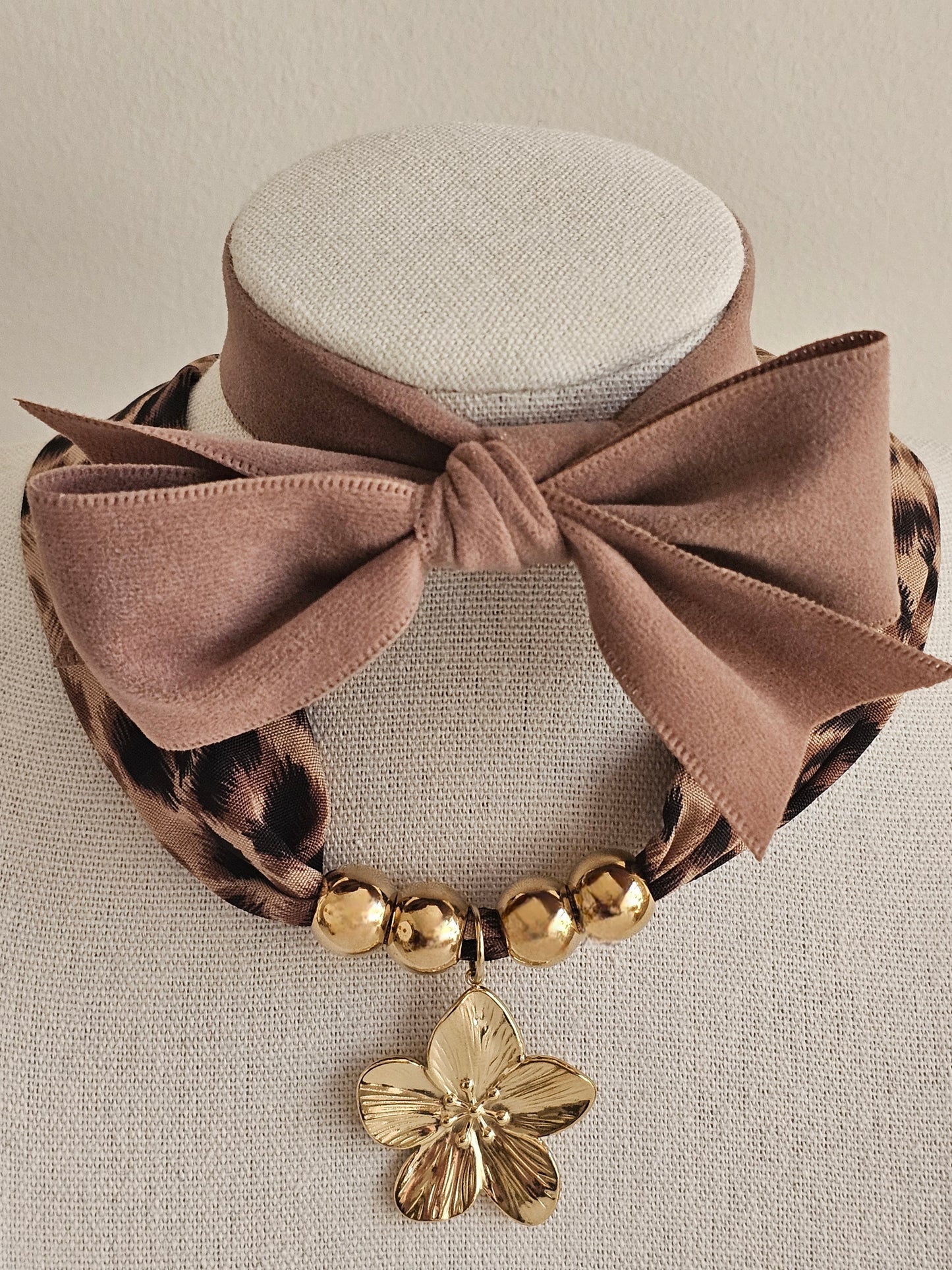 Leopard flower necklace