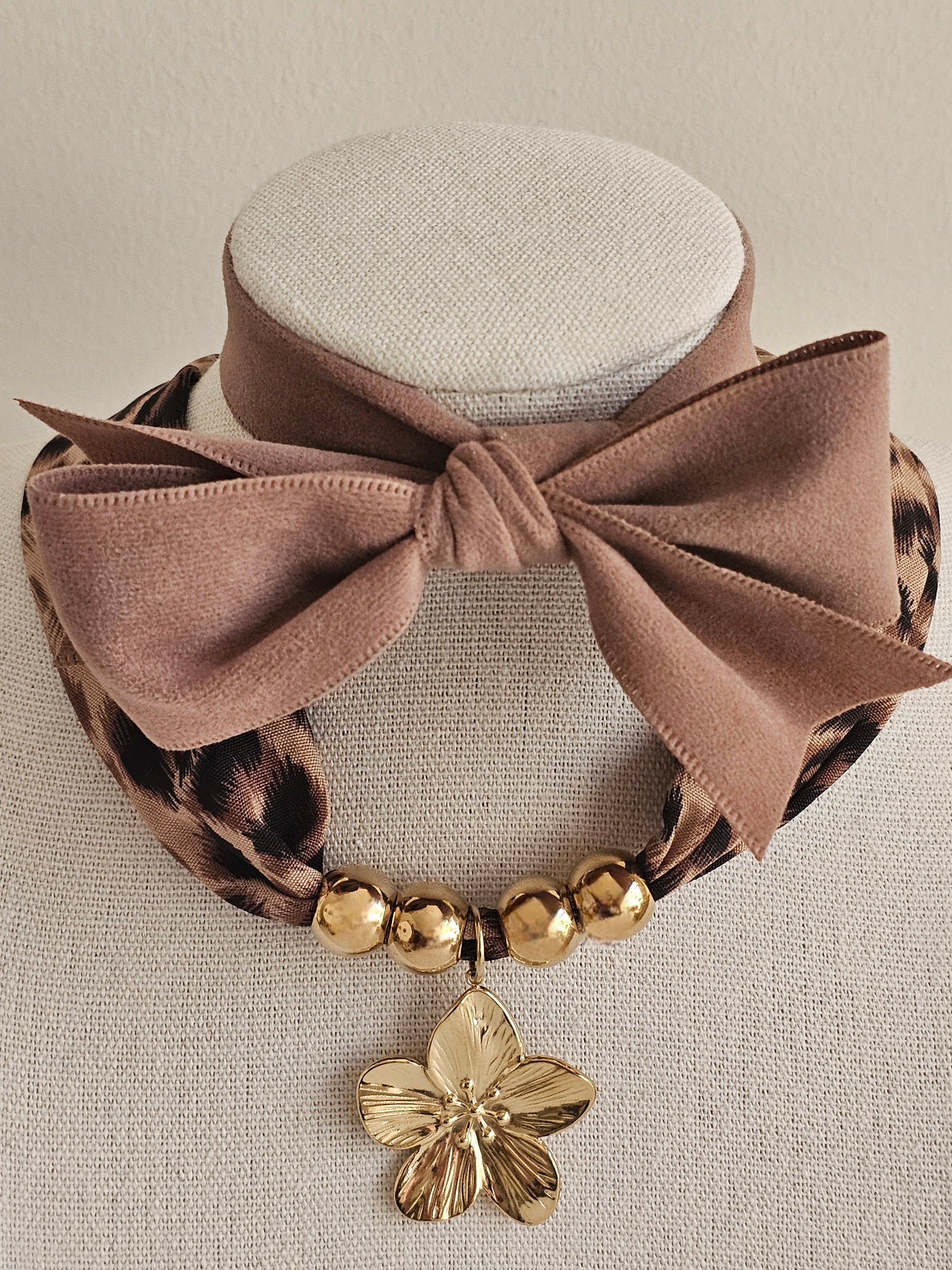 Leopard flower necklace