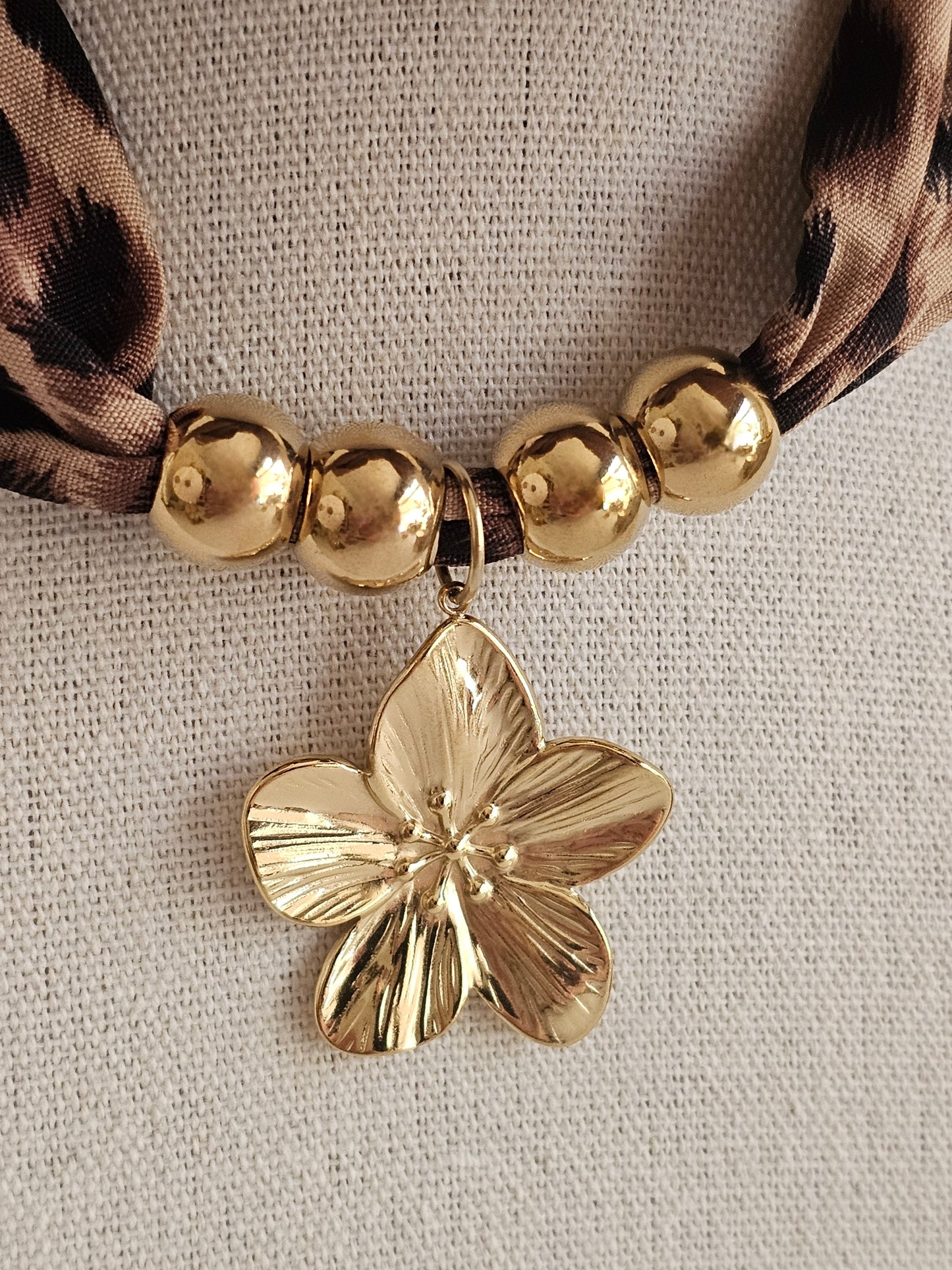 BERIL FLOWER NECKLACE