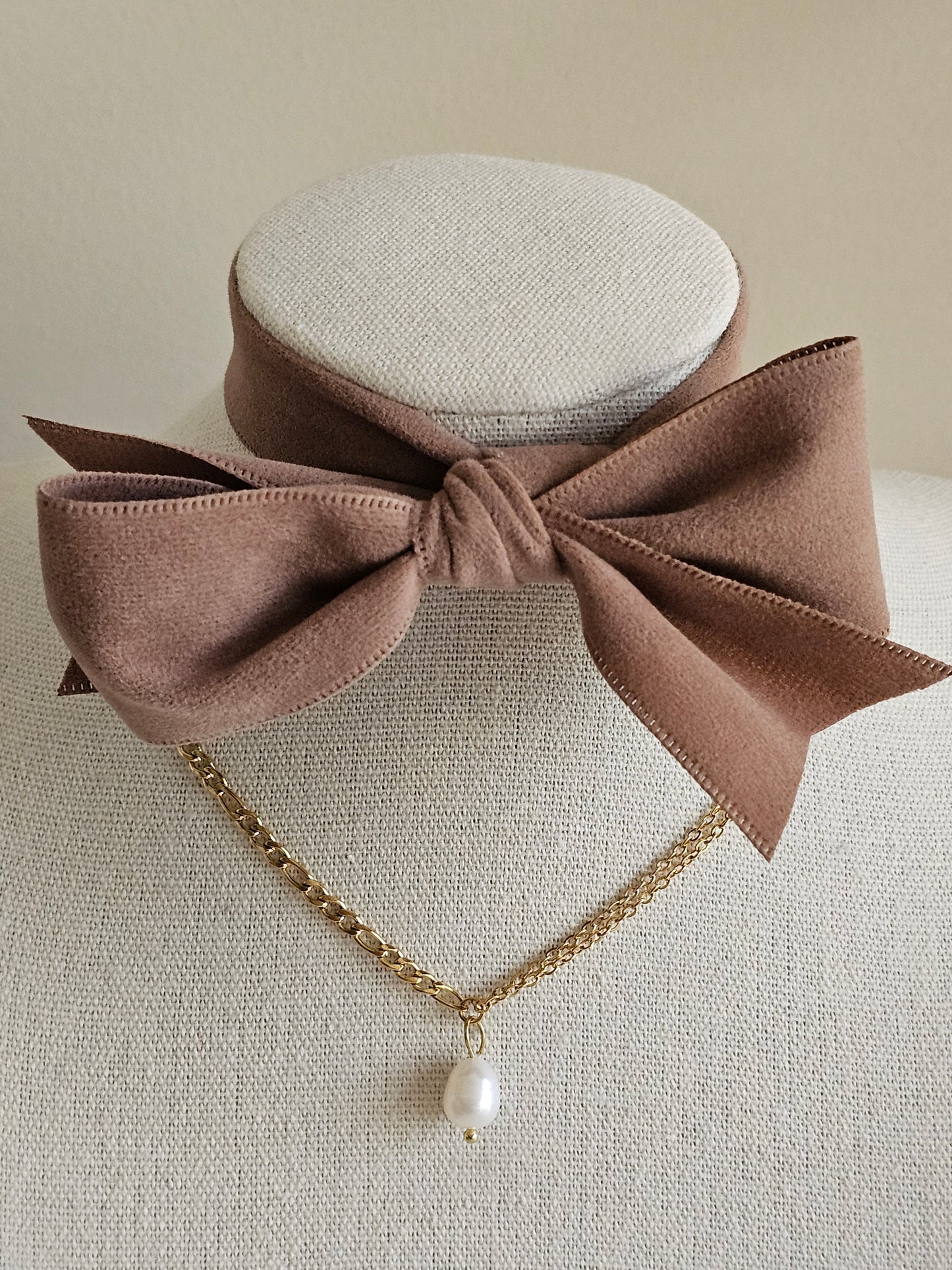 Gold pearl necklace