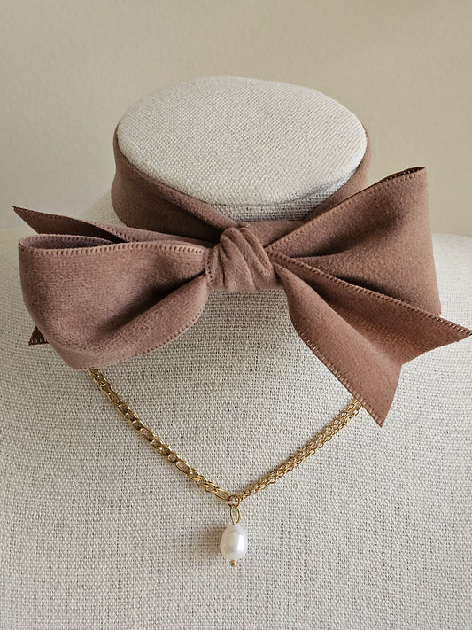 Gold pearl necklace