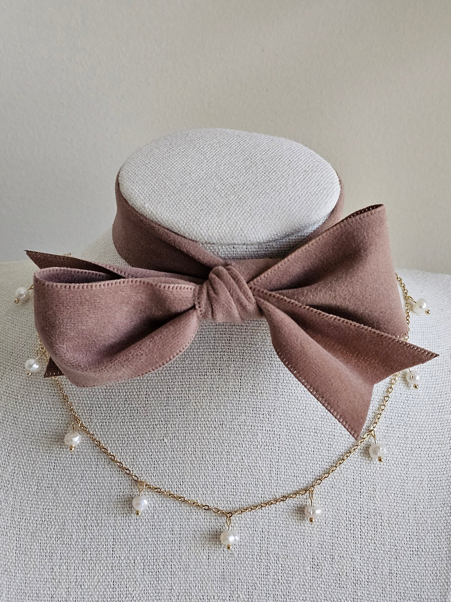 Gold pearl necklace