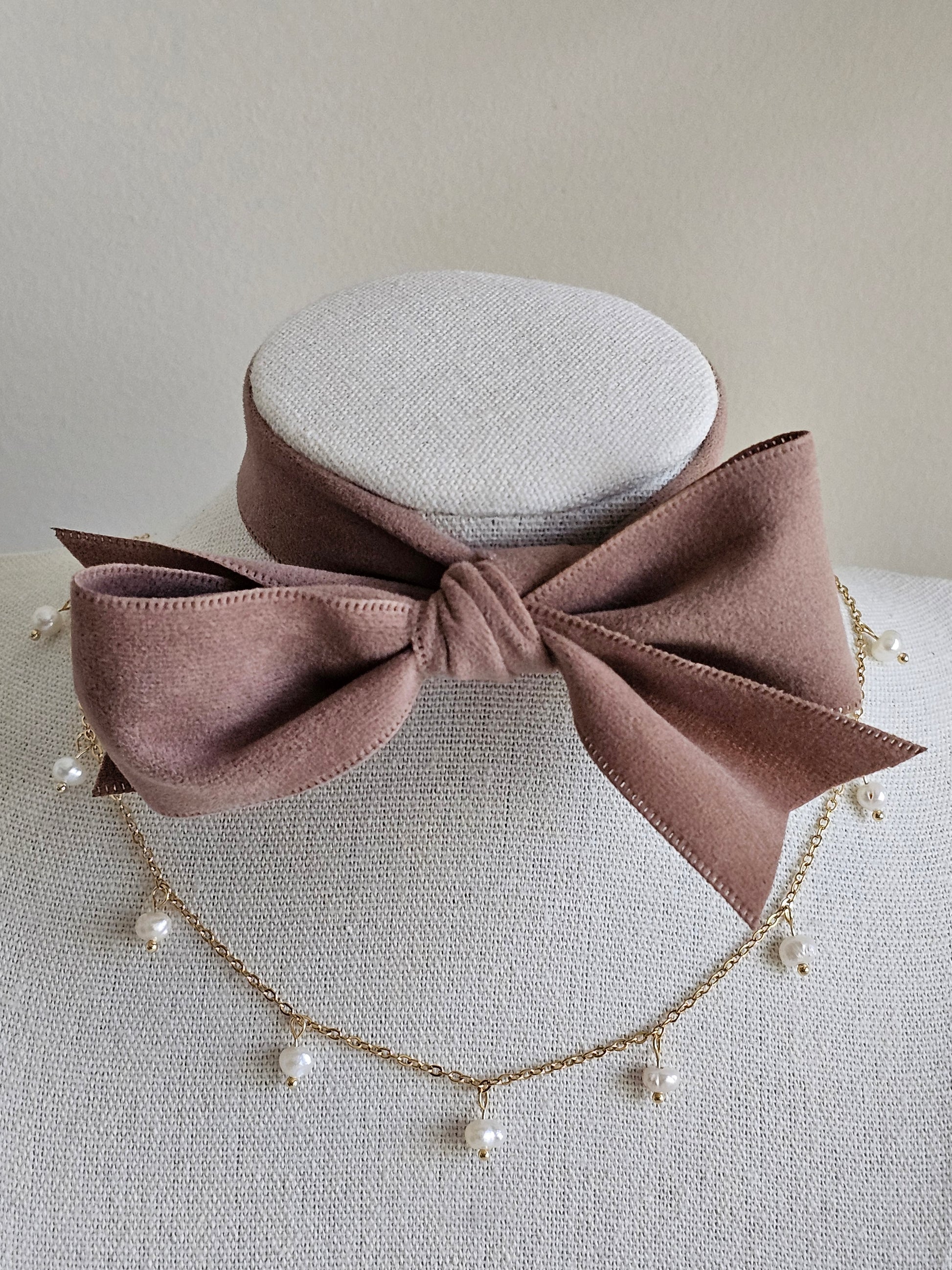 Gold pearl necklace