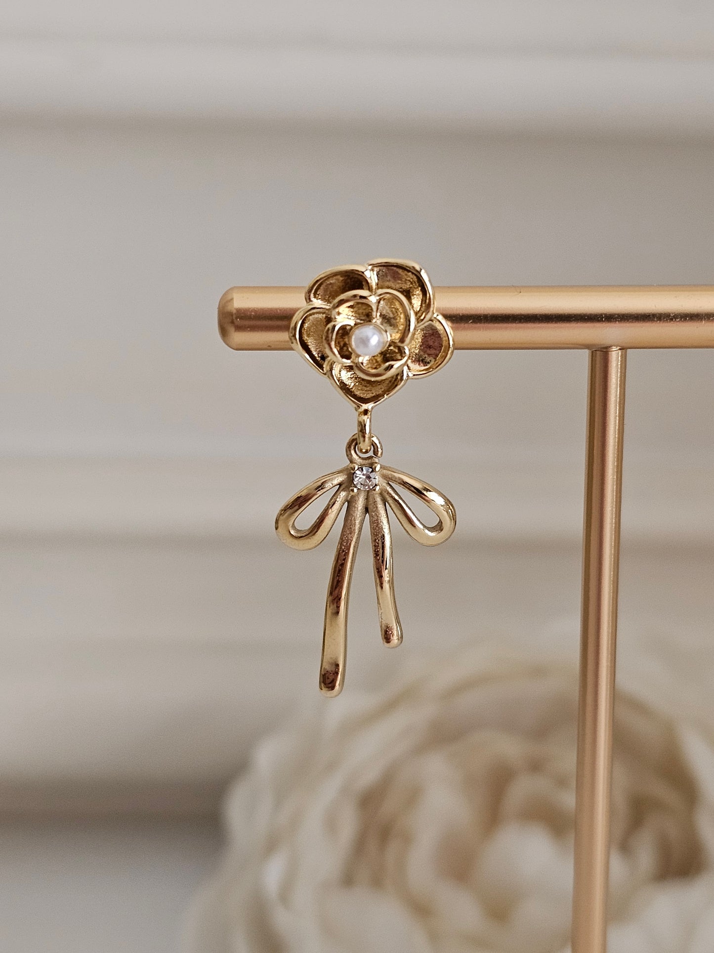 SHADA FLOWER BOW EARRINGS
