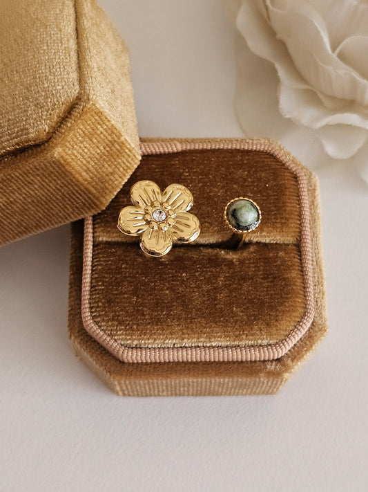 Gold open flower ring