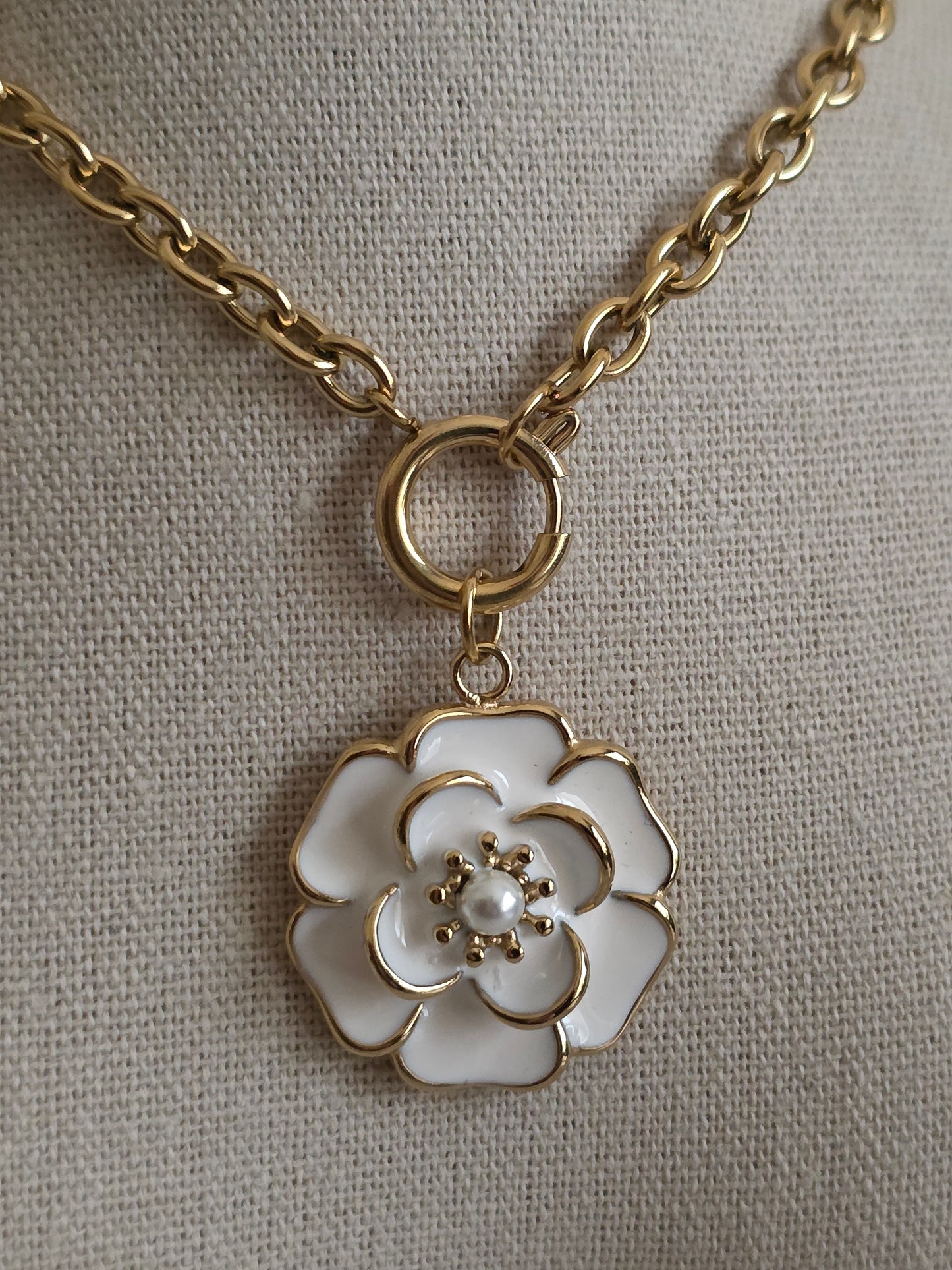 ELISE FLOWER NECKLACE