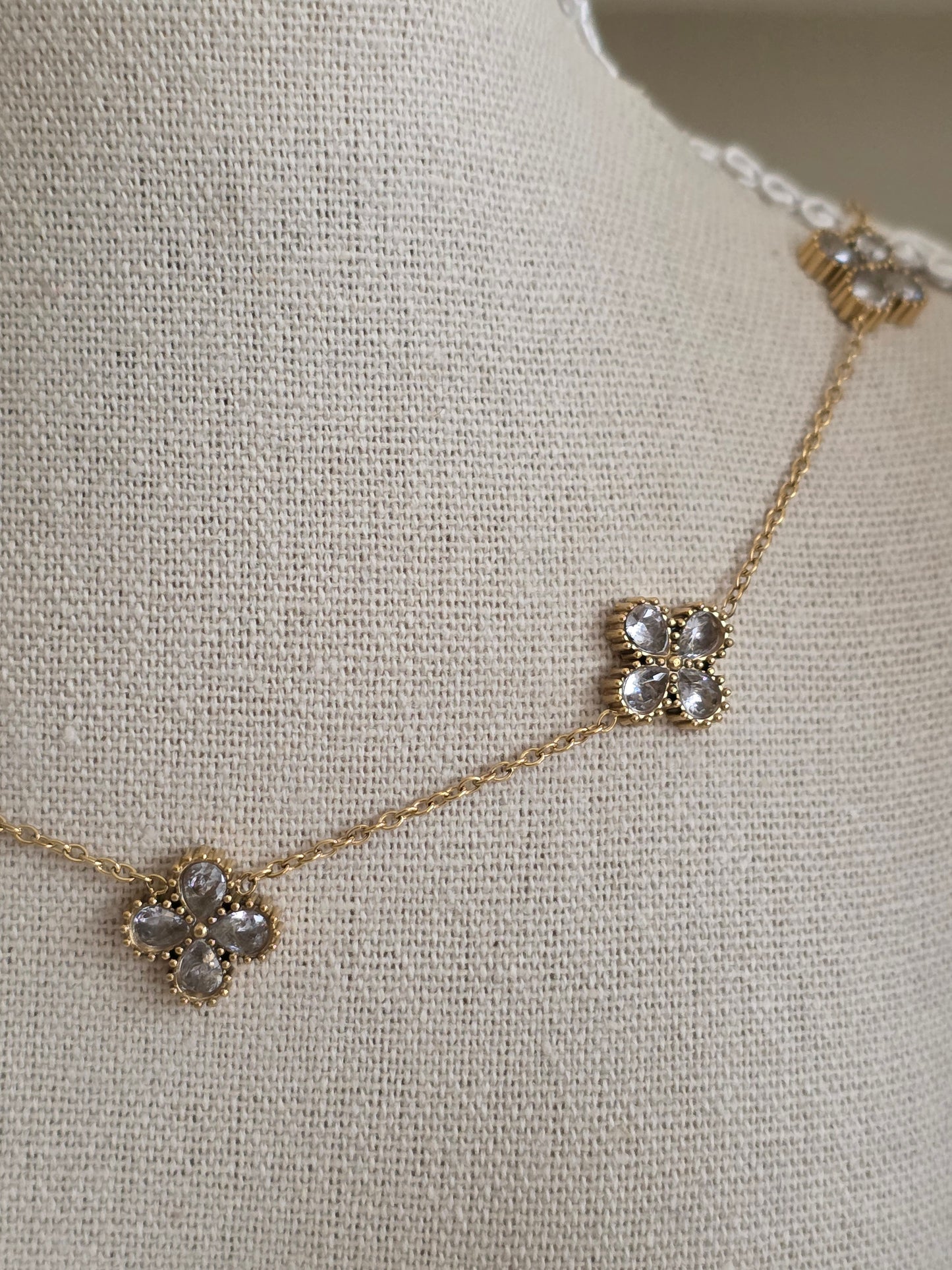 ARAY FLOWER NECKLACE