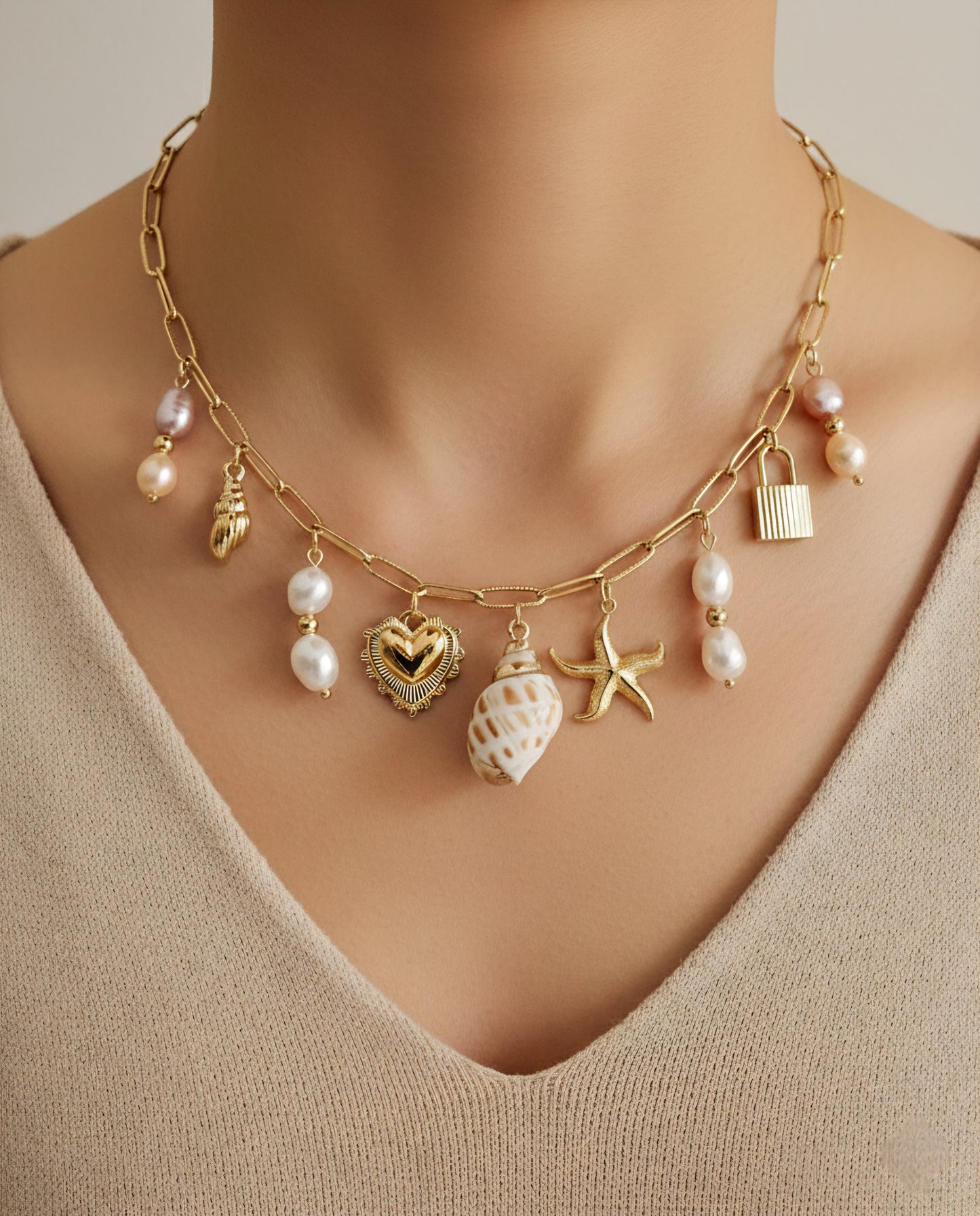 PERI STATEMENT SHELL CHARM NECKLACE