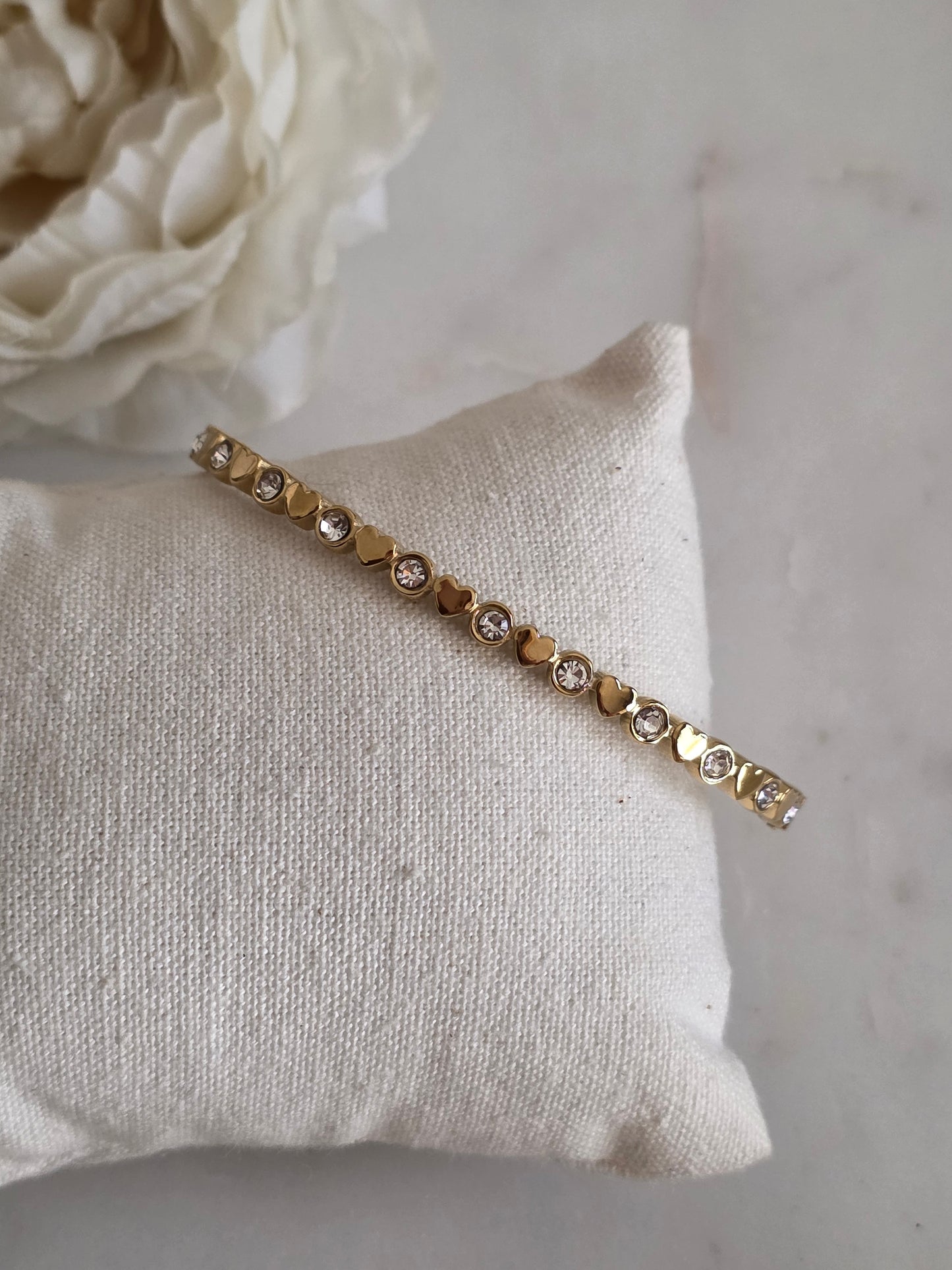 Heart and cubic zirconia thin bangle