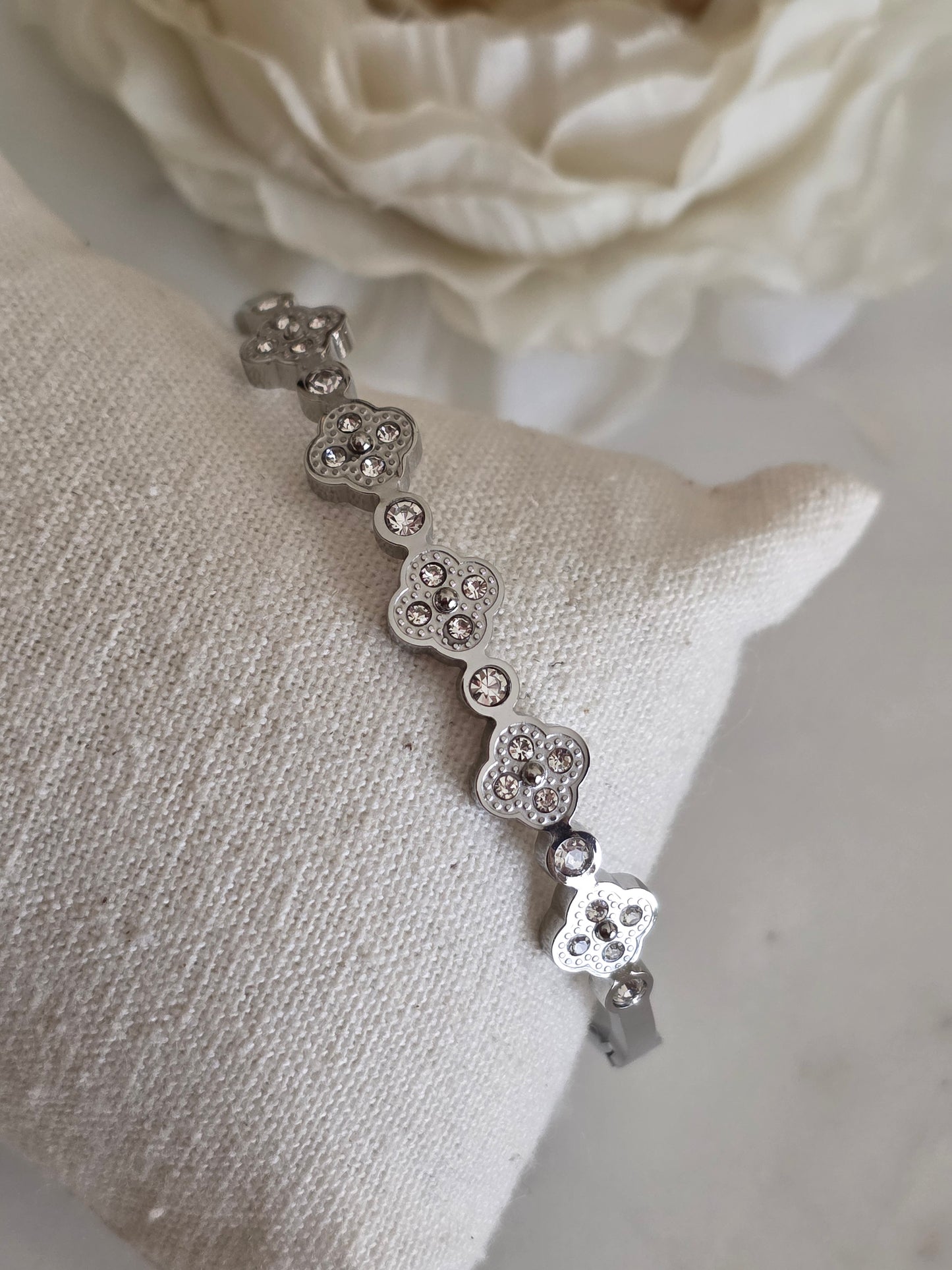 EVREN PETITE CLOVER BANGLE