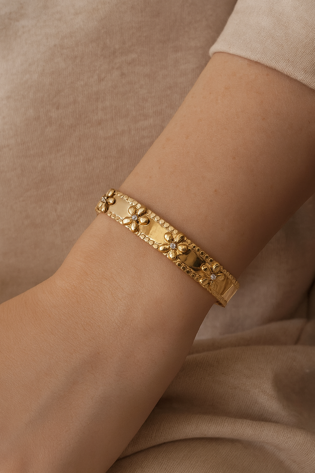 ASKIN FLOWER BANGLE