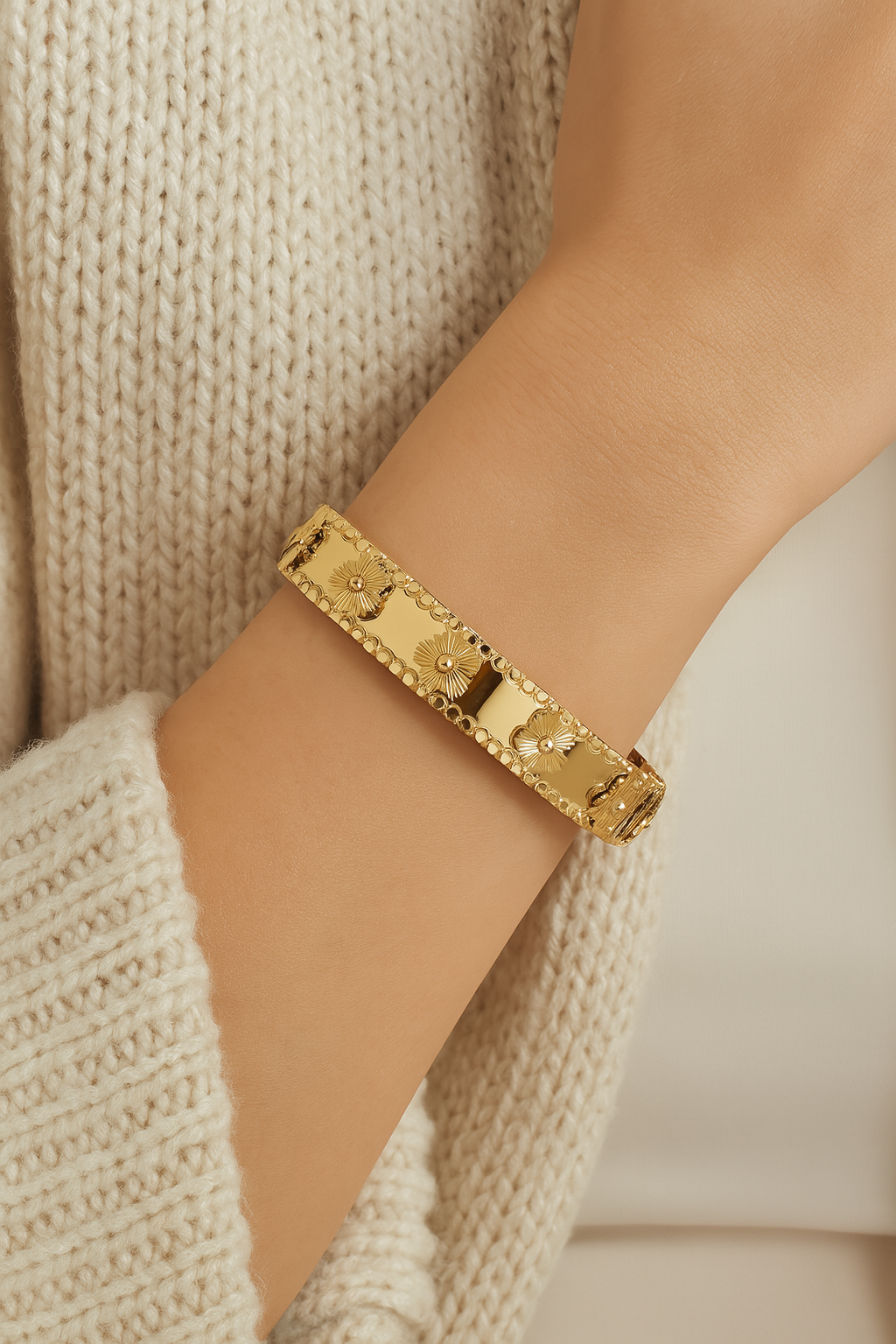 ELANUR CLOVER BANGLE