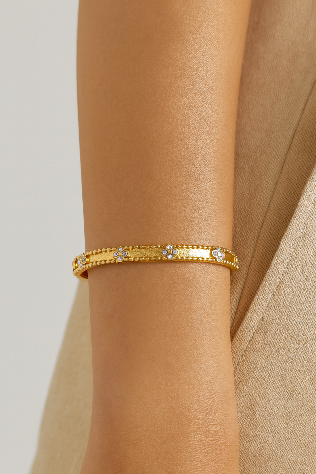 ILAY CLOVER BANGLE
