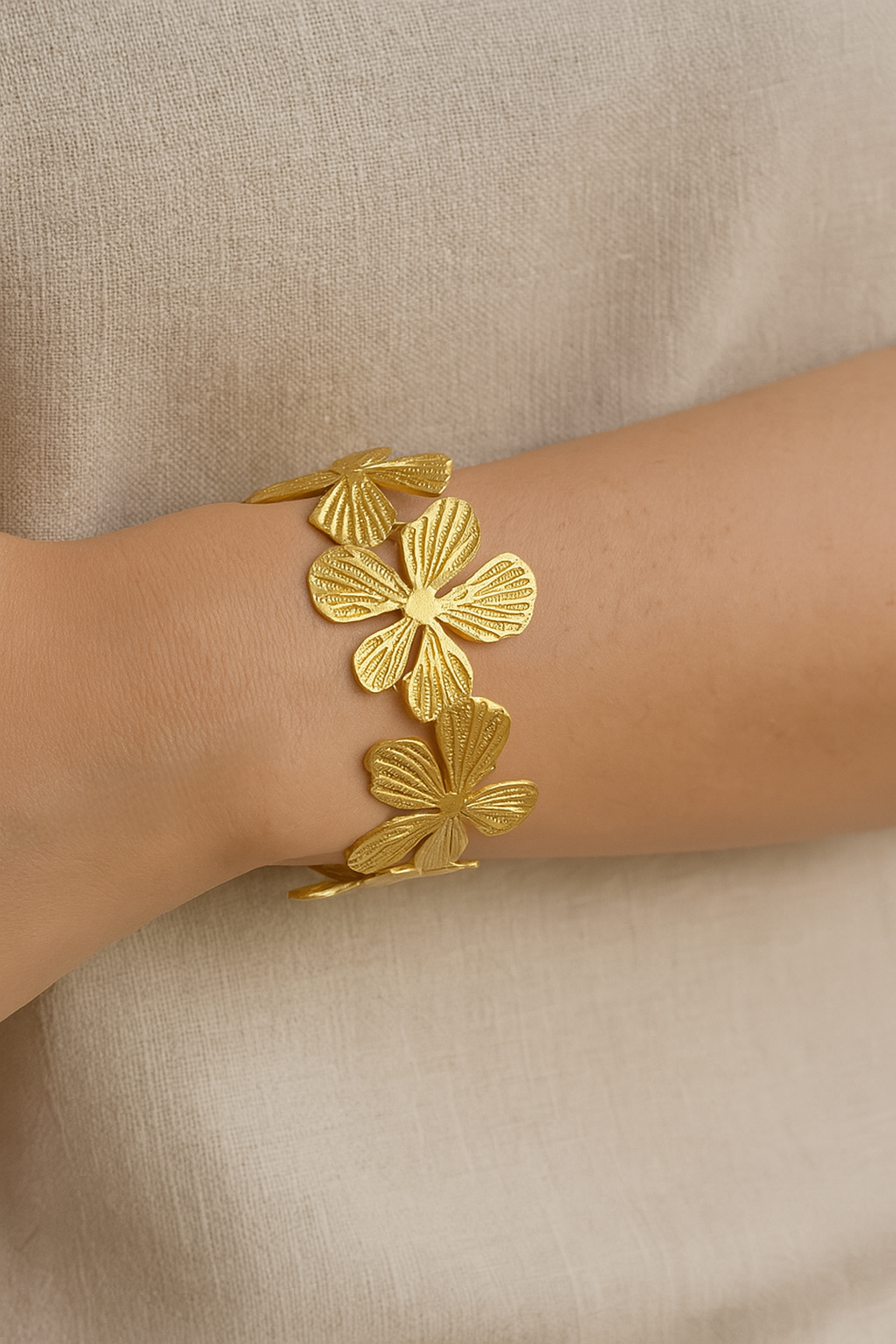 MIYRA FLOWER CUFF BANGLE