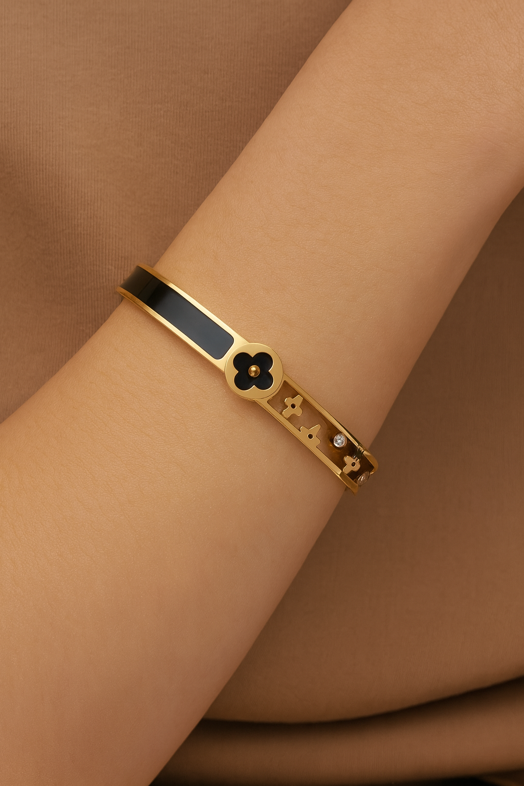 PERA CLOVER BANGLE