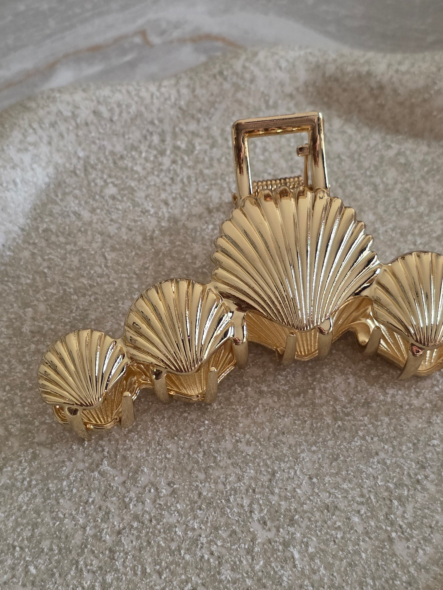 GOLD SHELL HAIR CLAW