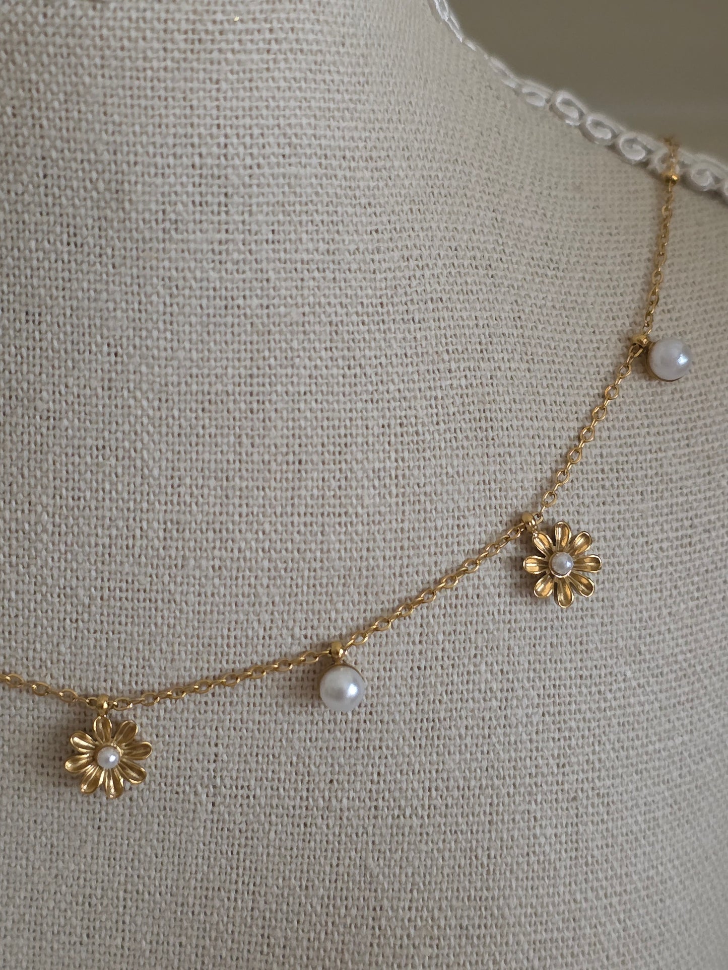 LIA PEARL FLOWER NECKLACE