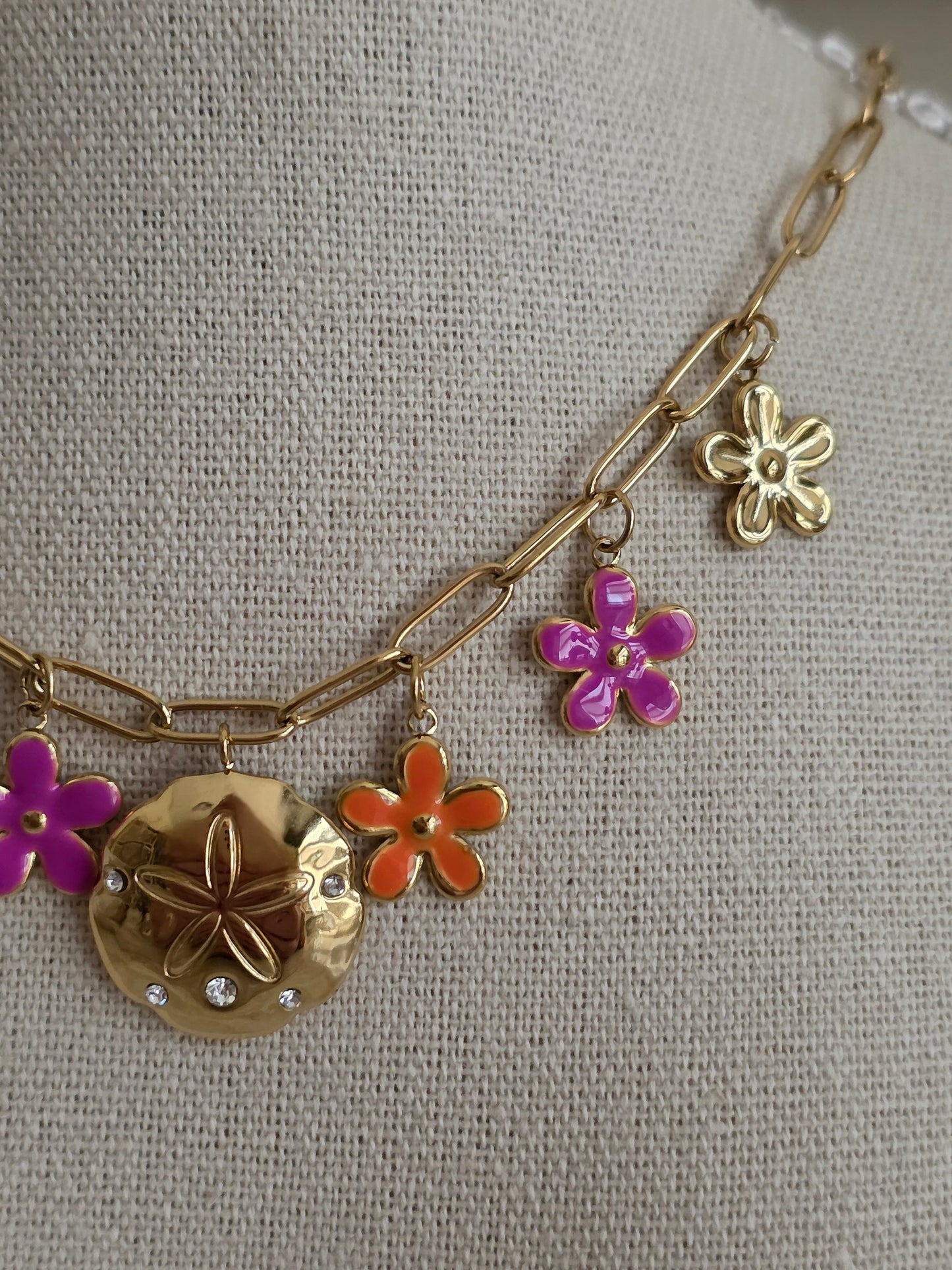 KAYLA FLOWER CHARM NECKLACE
