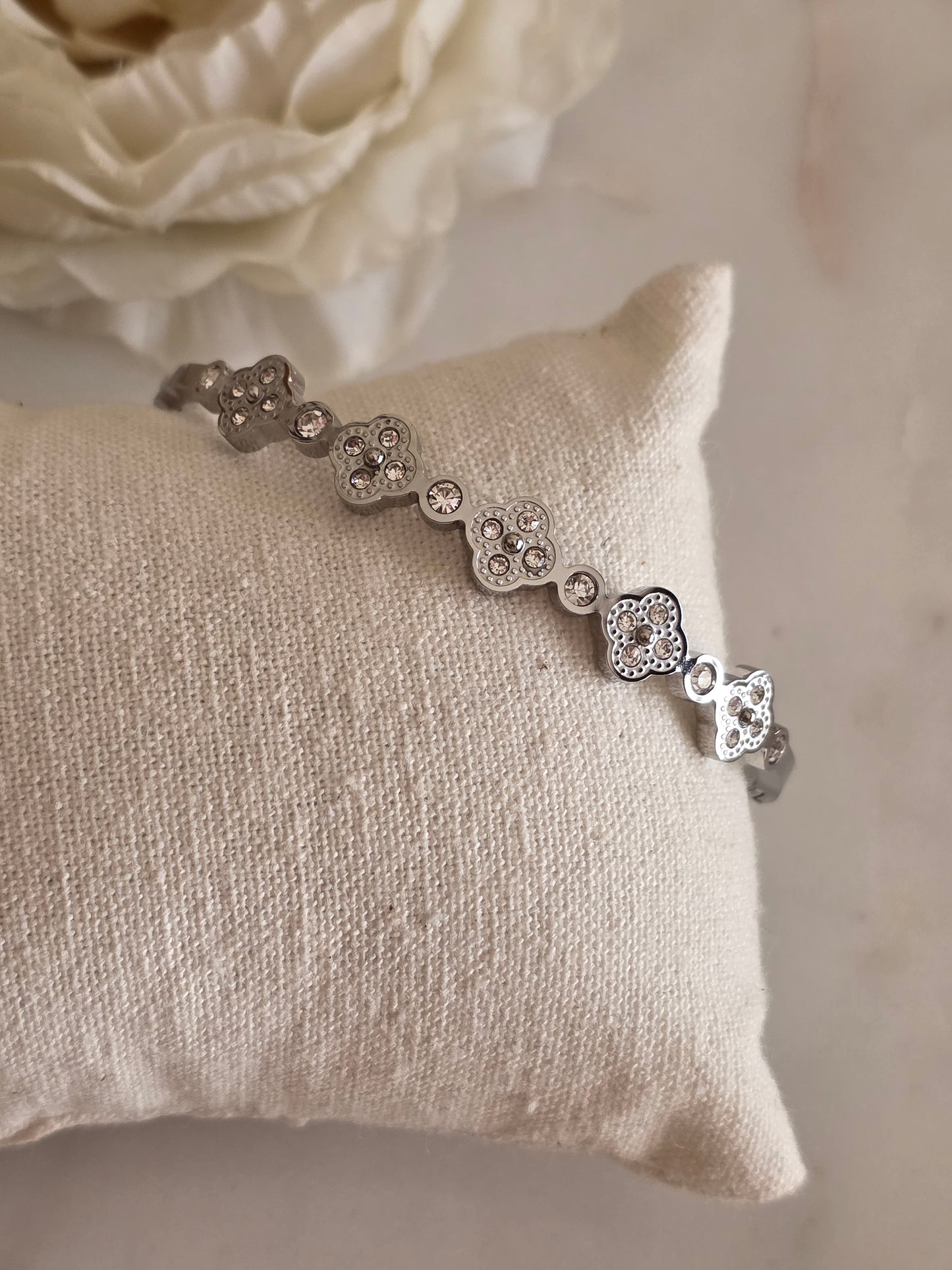 EVREN PETITE CLOVER BANGLE