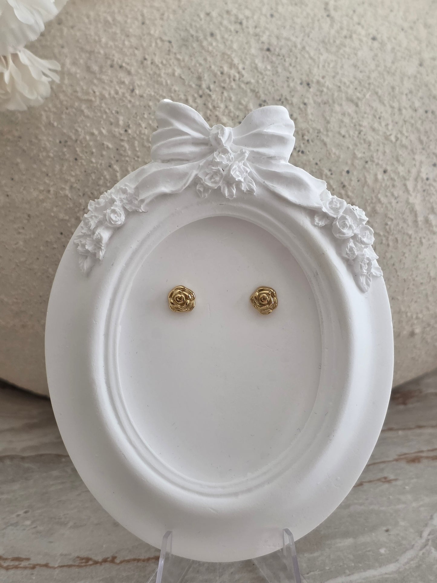 Gold rose-shaped stud earrings