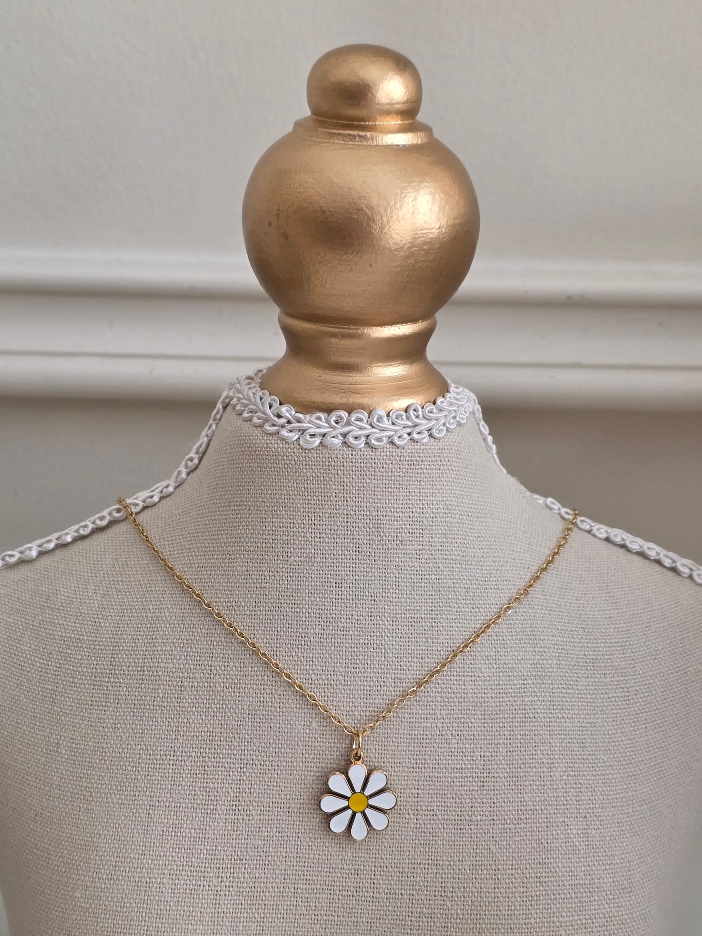 Gold daisy necklace