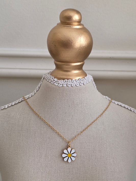 Gold daisy necklace