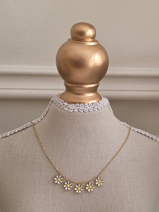 Gold daisy flower necklace