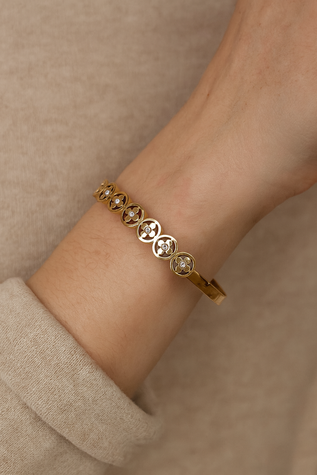 FIFA CLOVER BANGLE