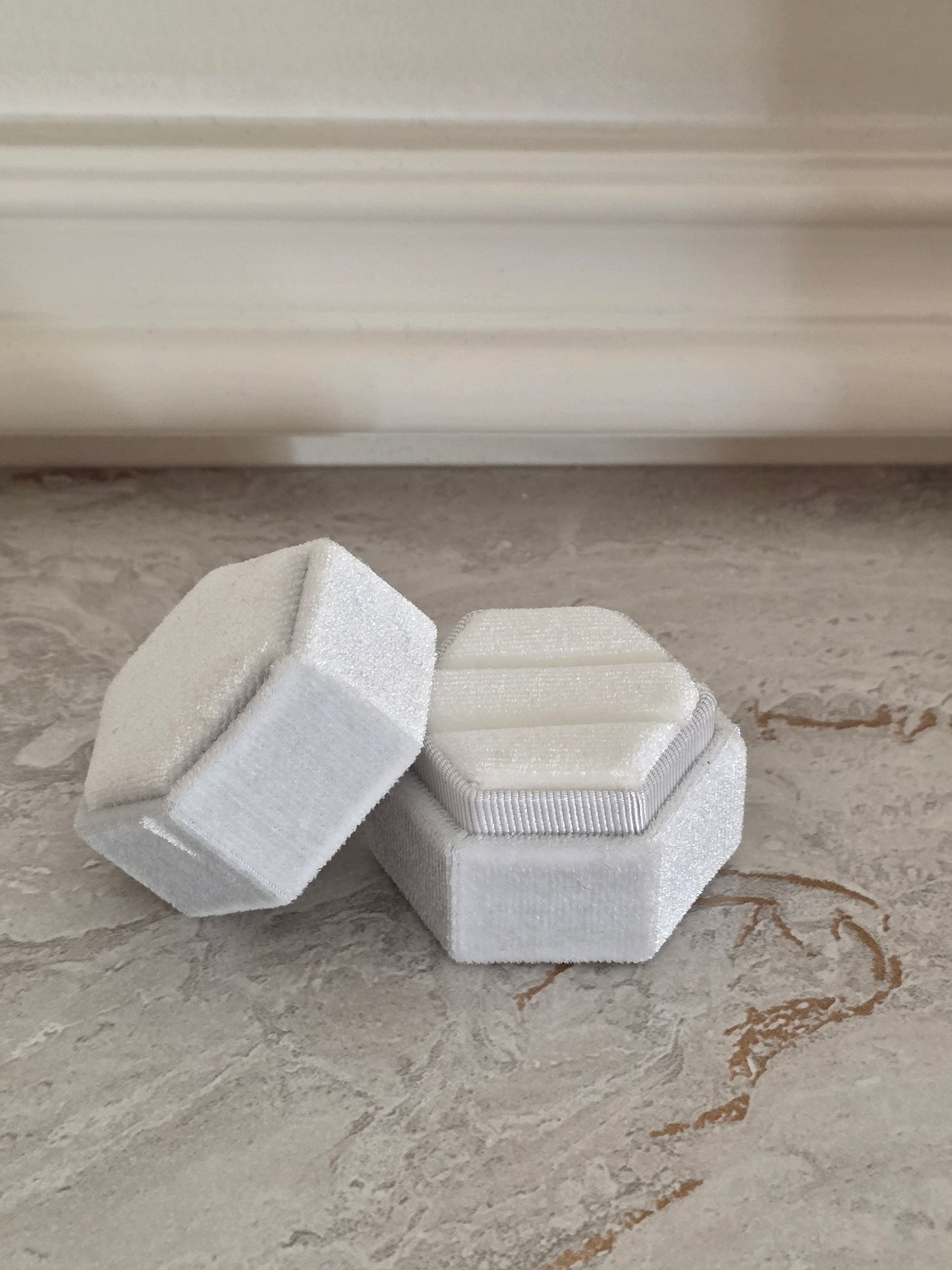 VELVET WHITE DOUBLE RING BOX