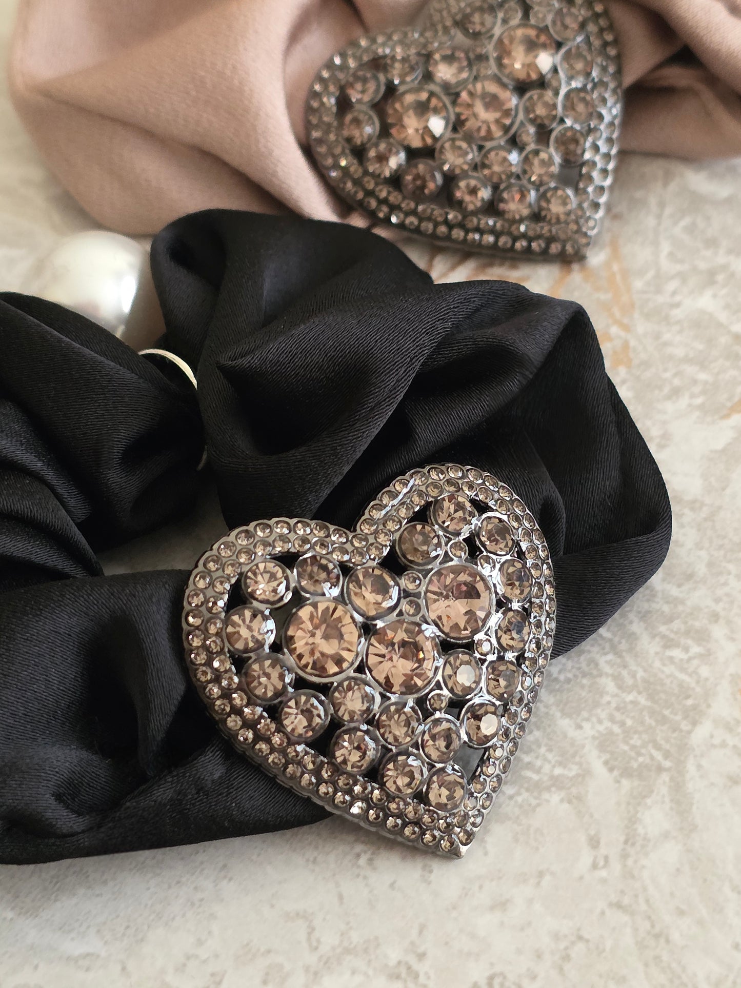RHINESTONE HEART HAIR TIE