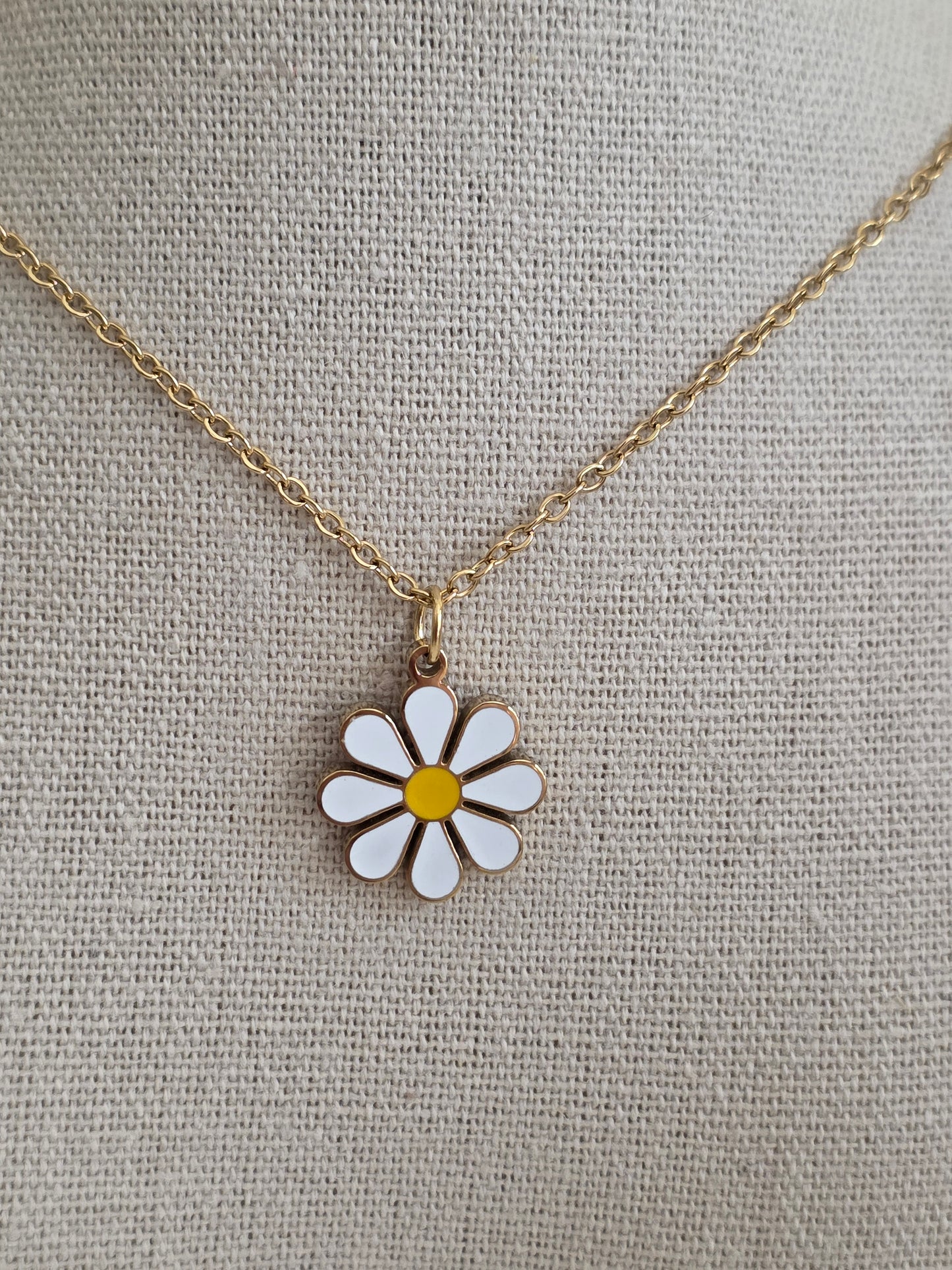 DAISY PENDANT NECKLACE