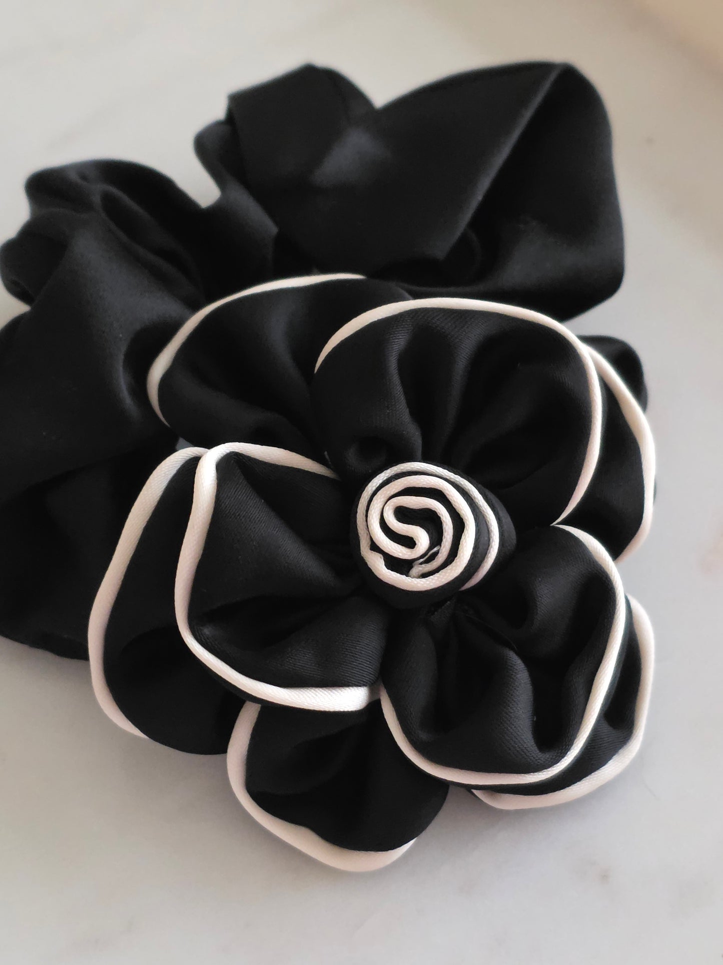 FLOWER HAIR SCRUNCHIE