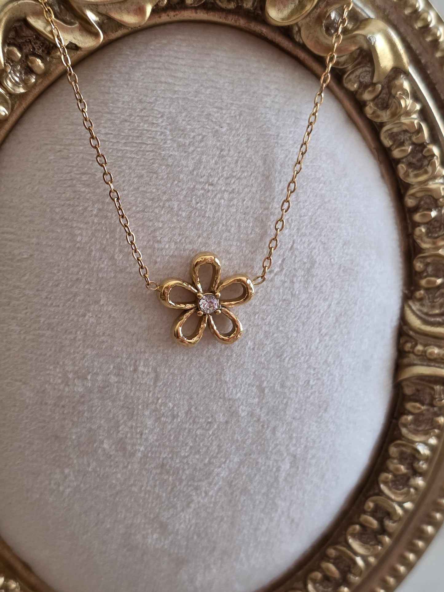 AALIYAH FLOWER NECKLACE