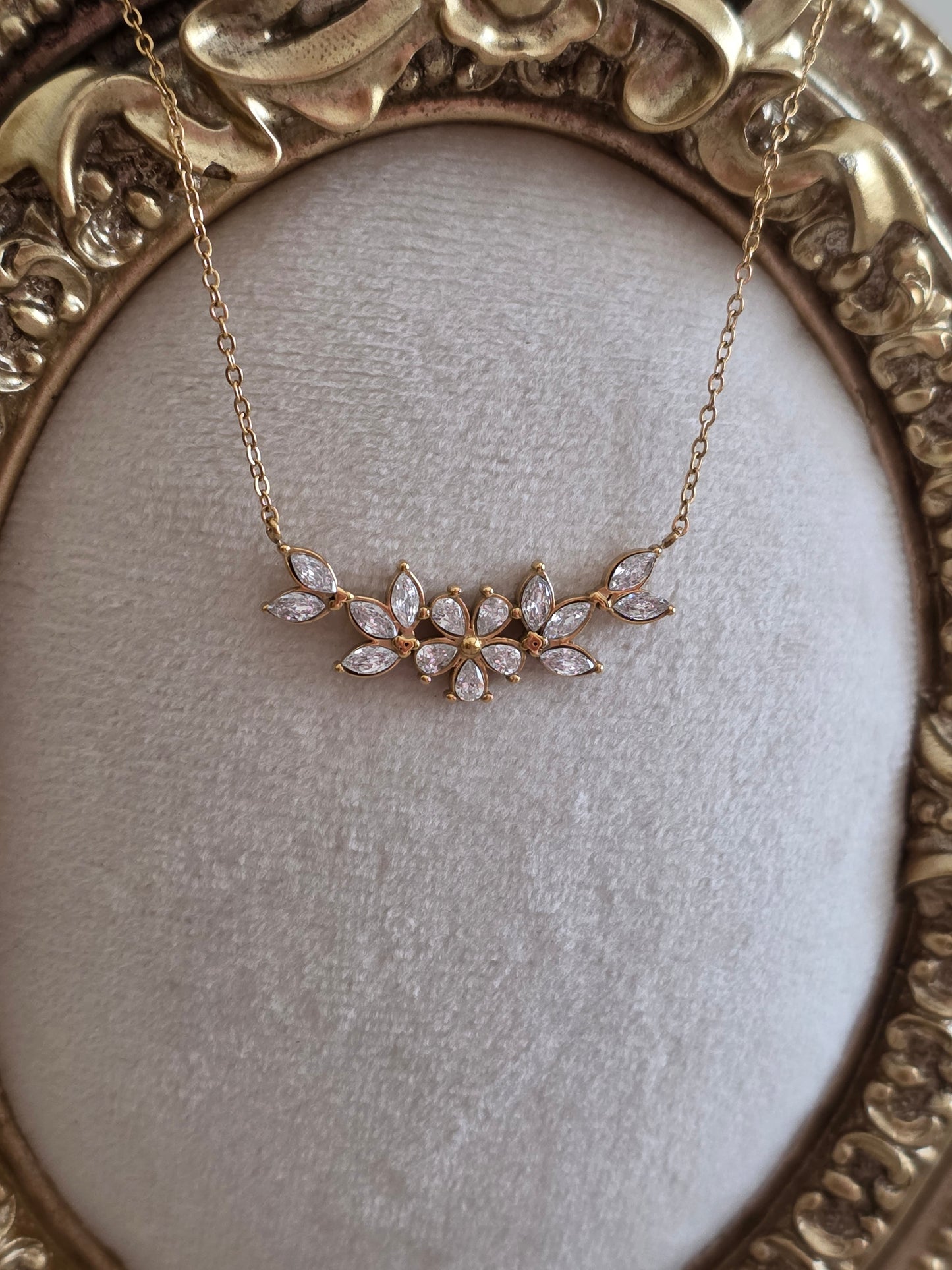 JADE FLOWER NECKLACE