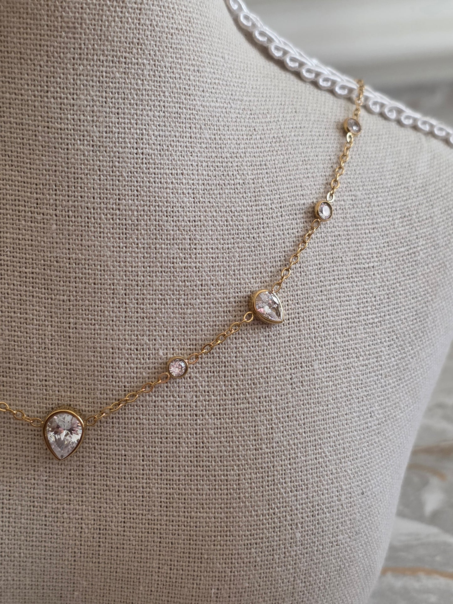 LIVIA TEARDROP NECKLACE