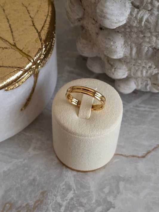 simple gold wedding ring
