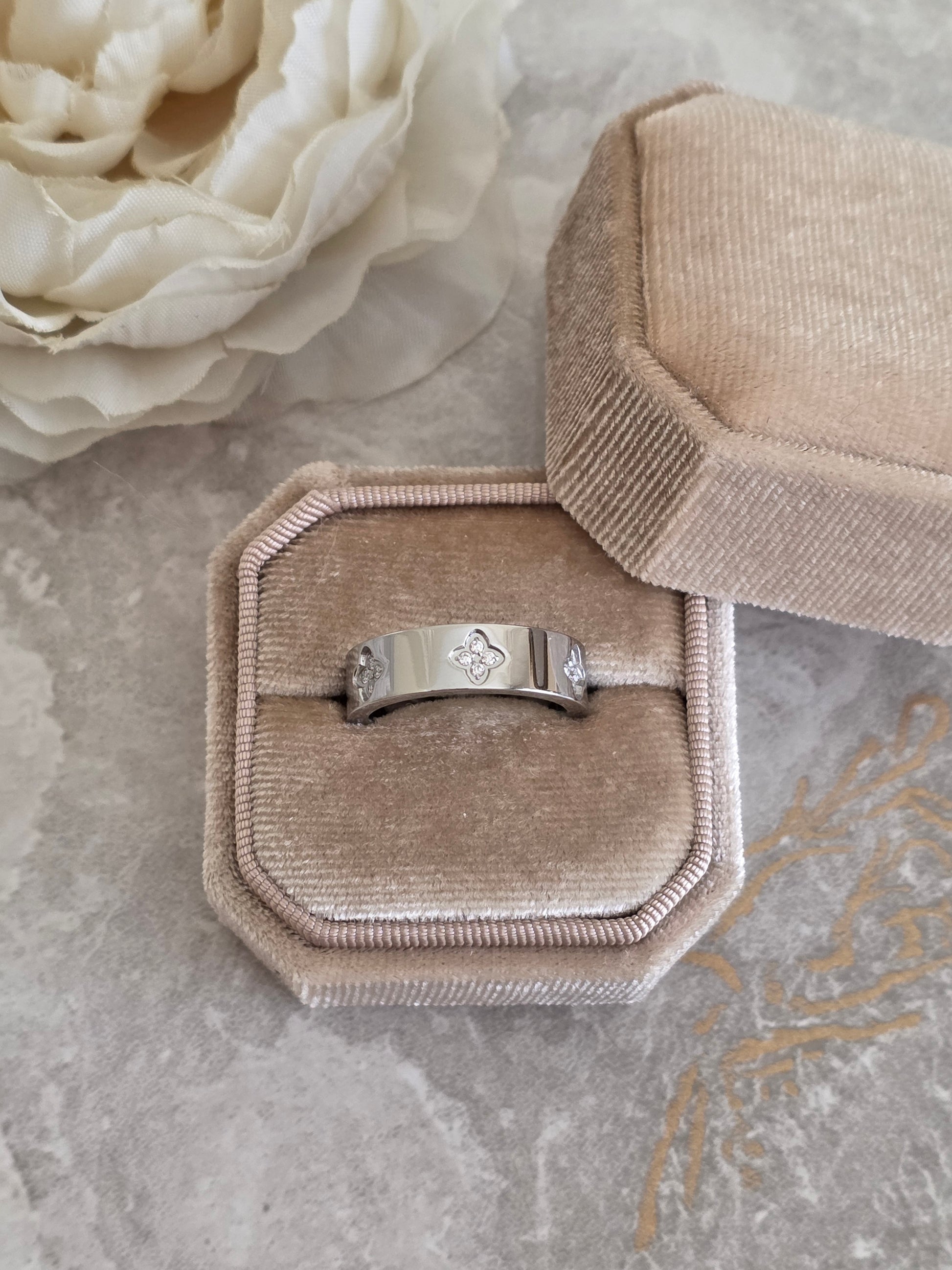 stainless steel cubic zirconia clover ring