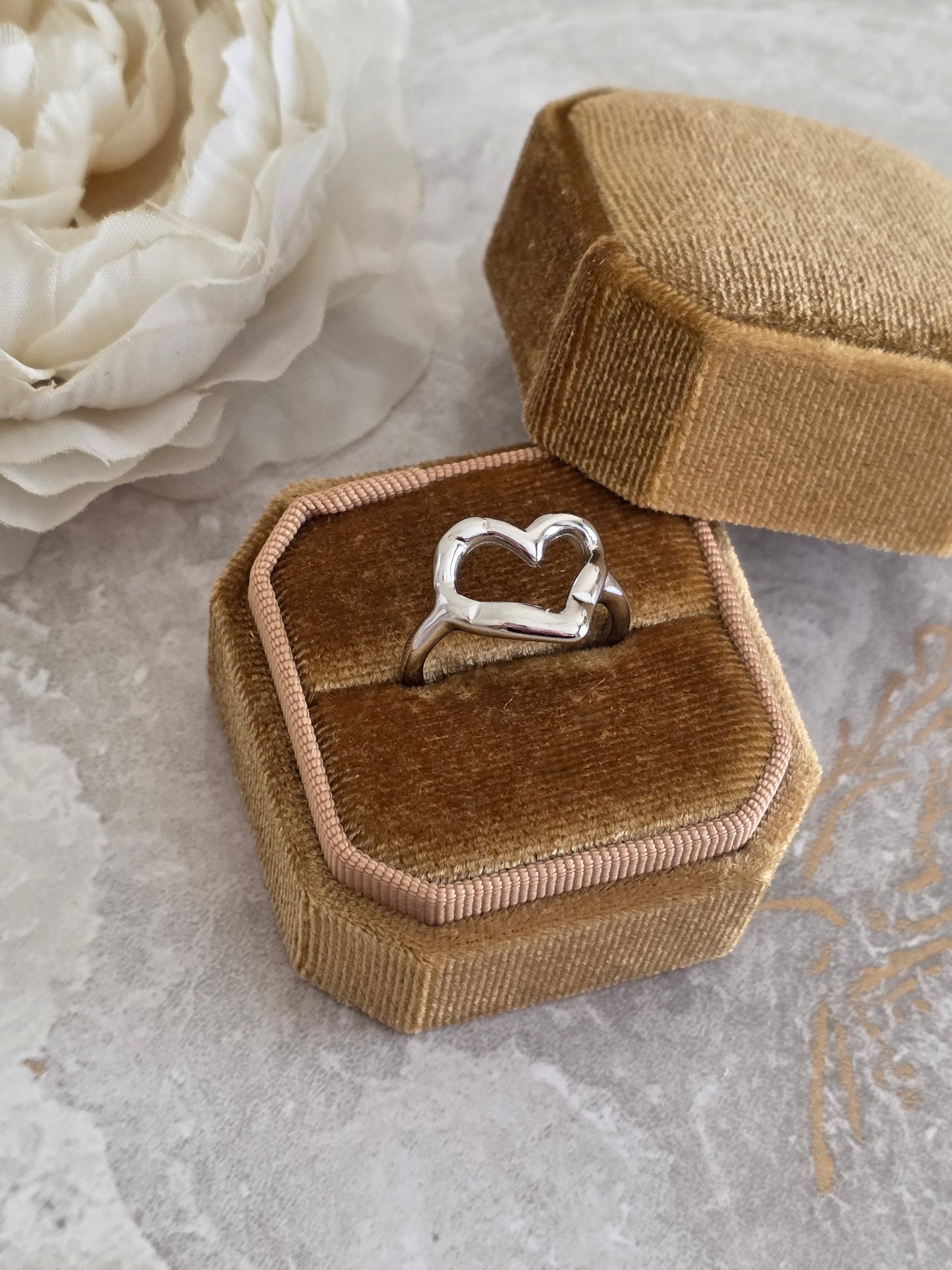NADIRA VINTAGE HEART RING SILVER