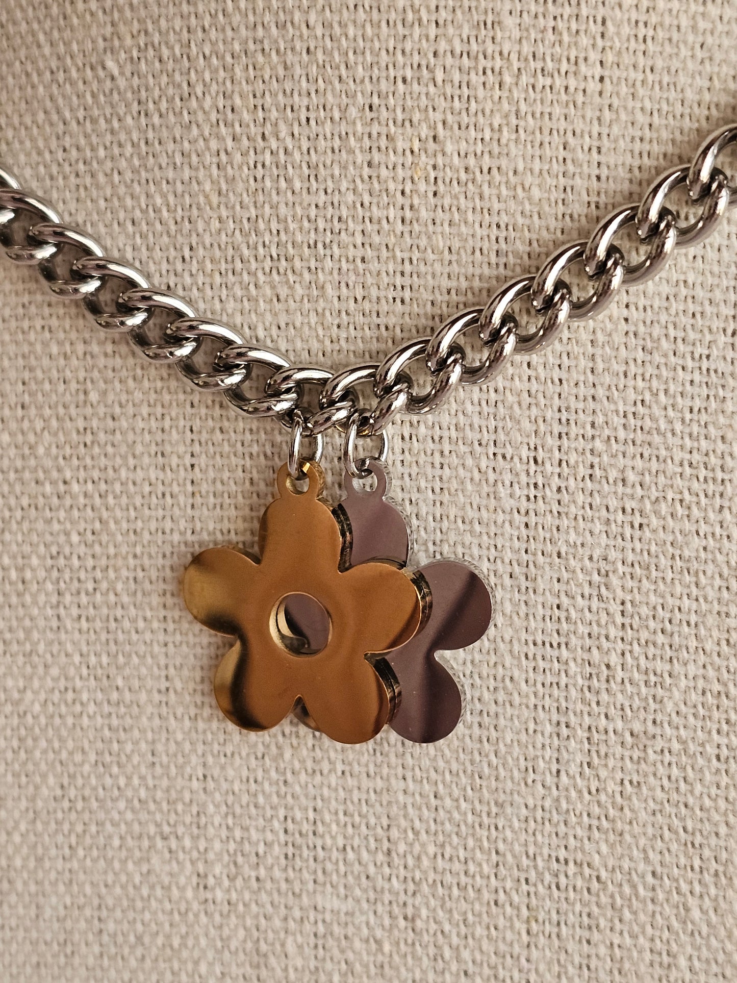 ESANA FLOWER PENDANT NECKLACE