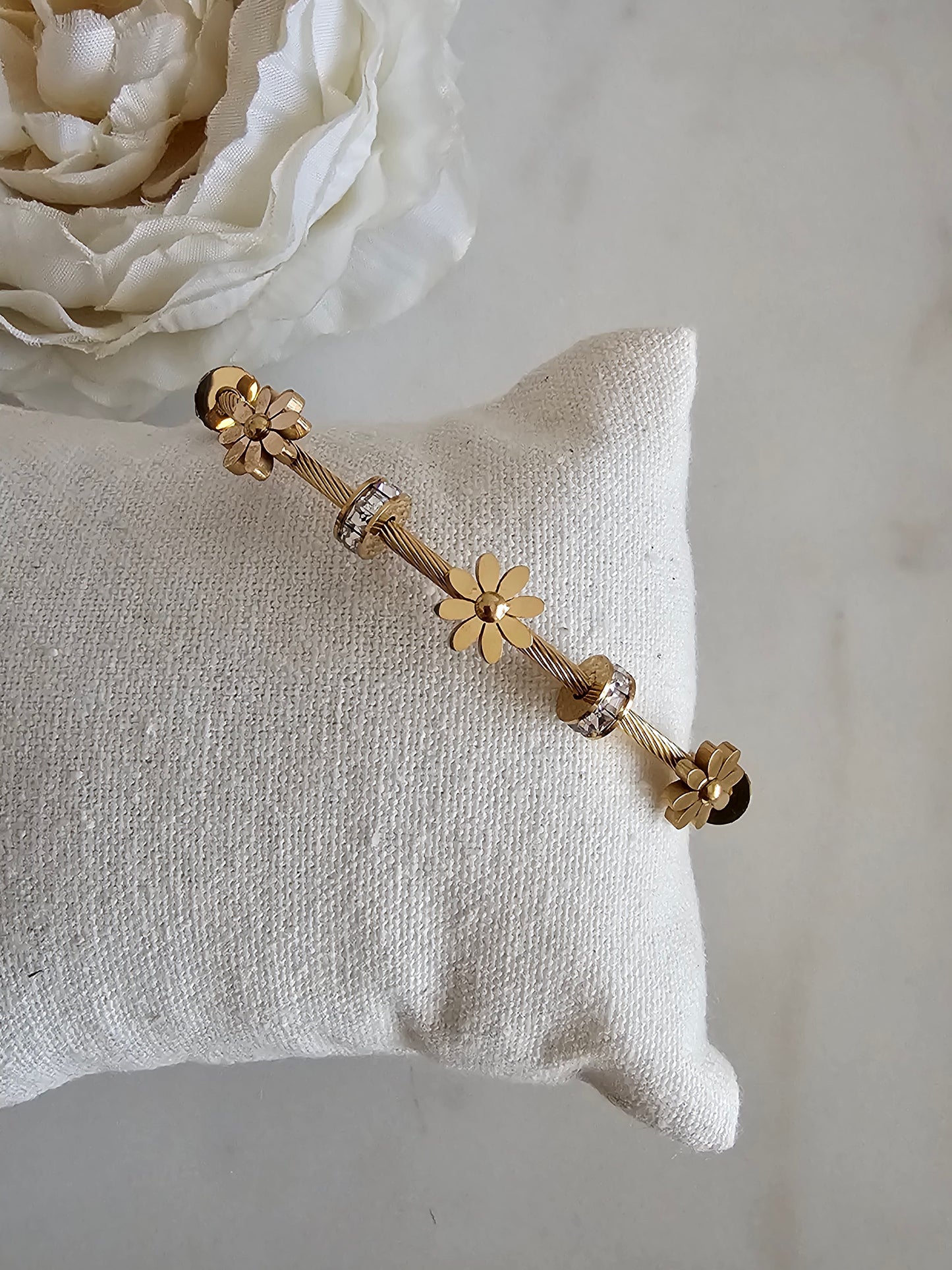 PELINA FLOWER BANGLE