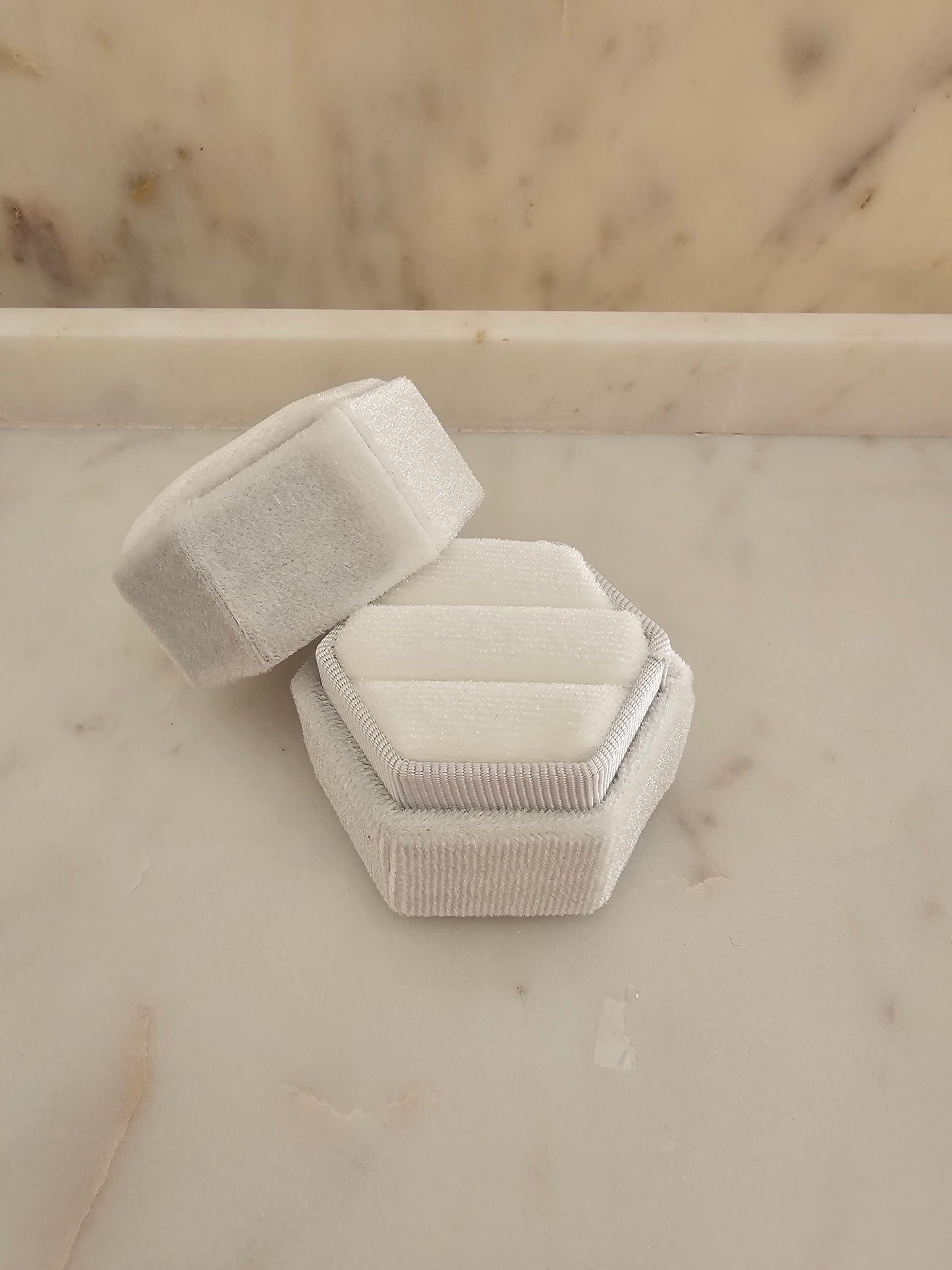 VELVET WHITE DOUBLE RING BOX