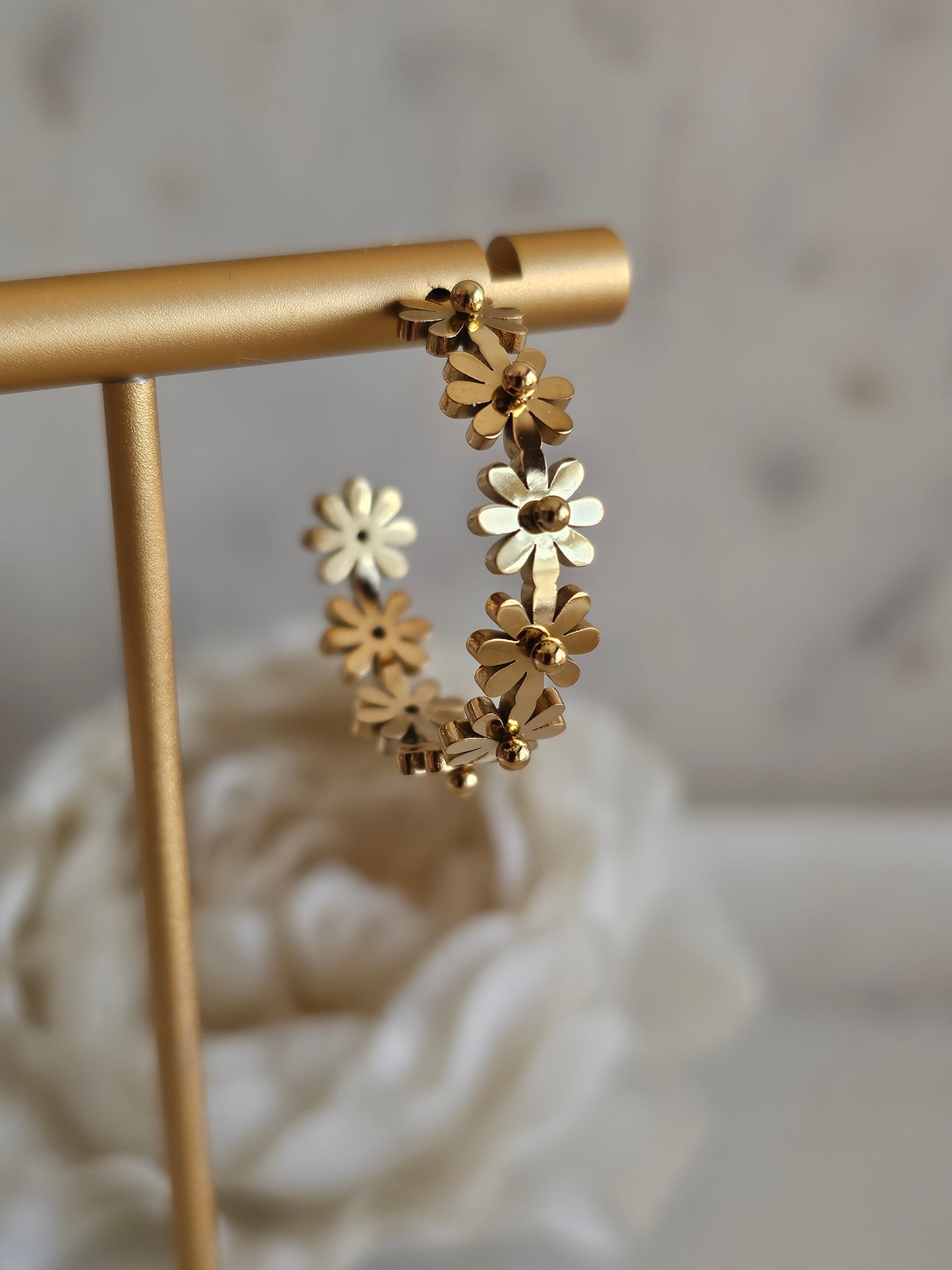 PELINA FLOWER HOOP EARRINGS