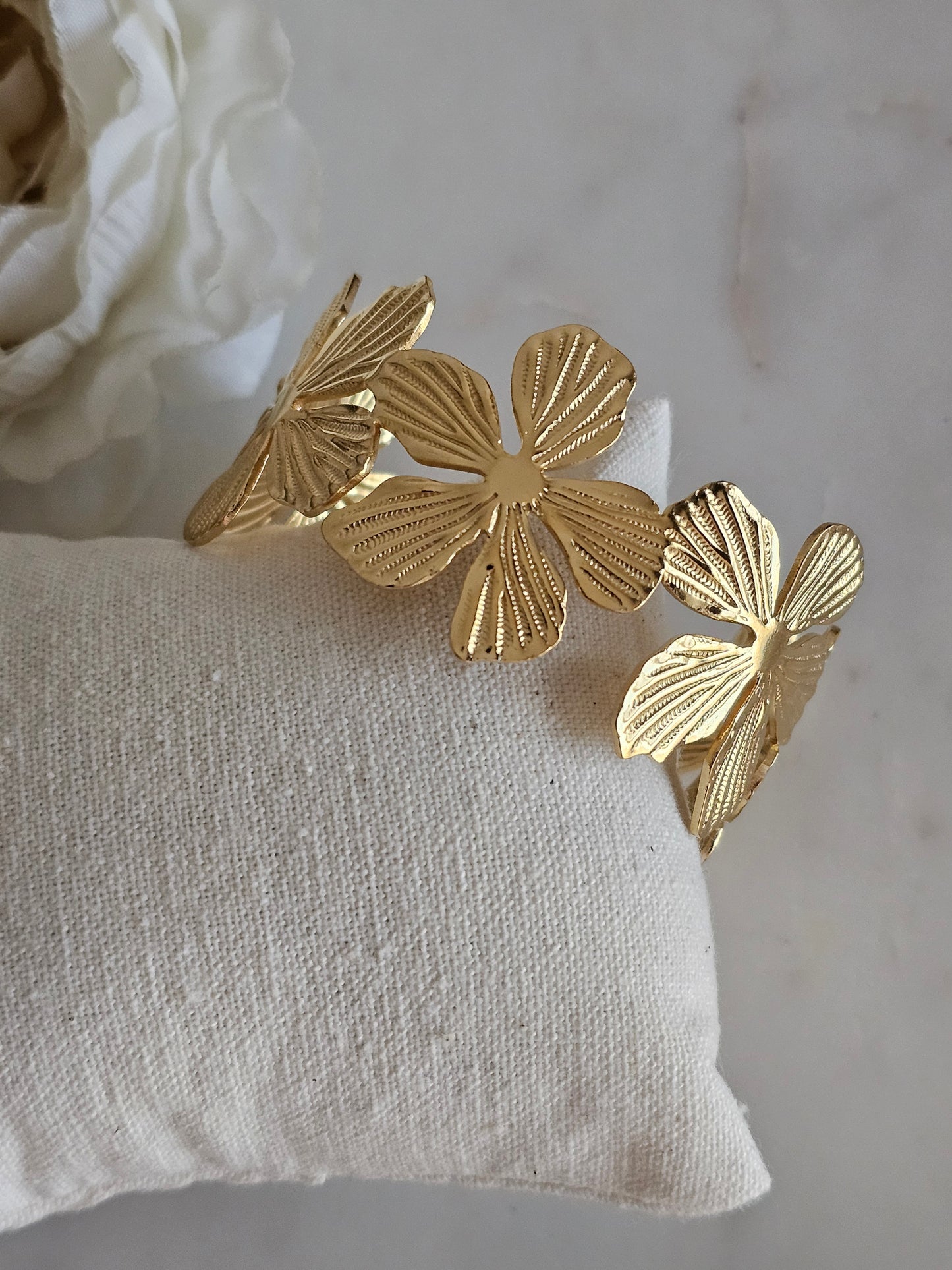 MIYRA FLOWER CUFF BANGLE