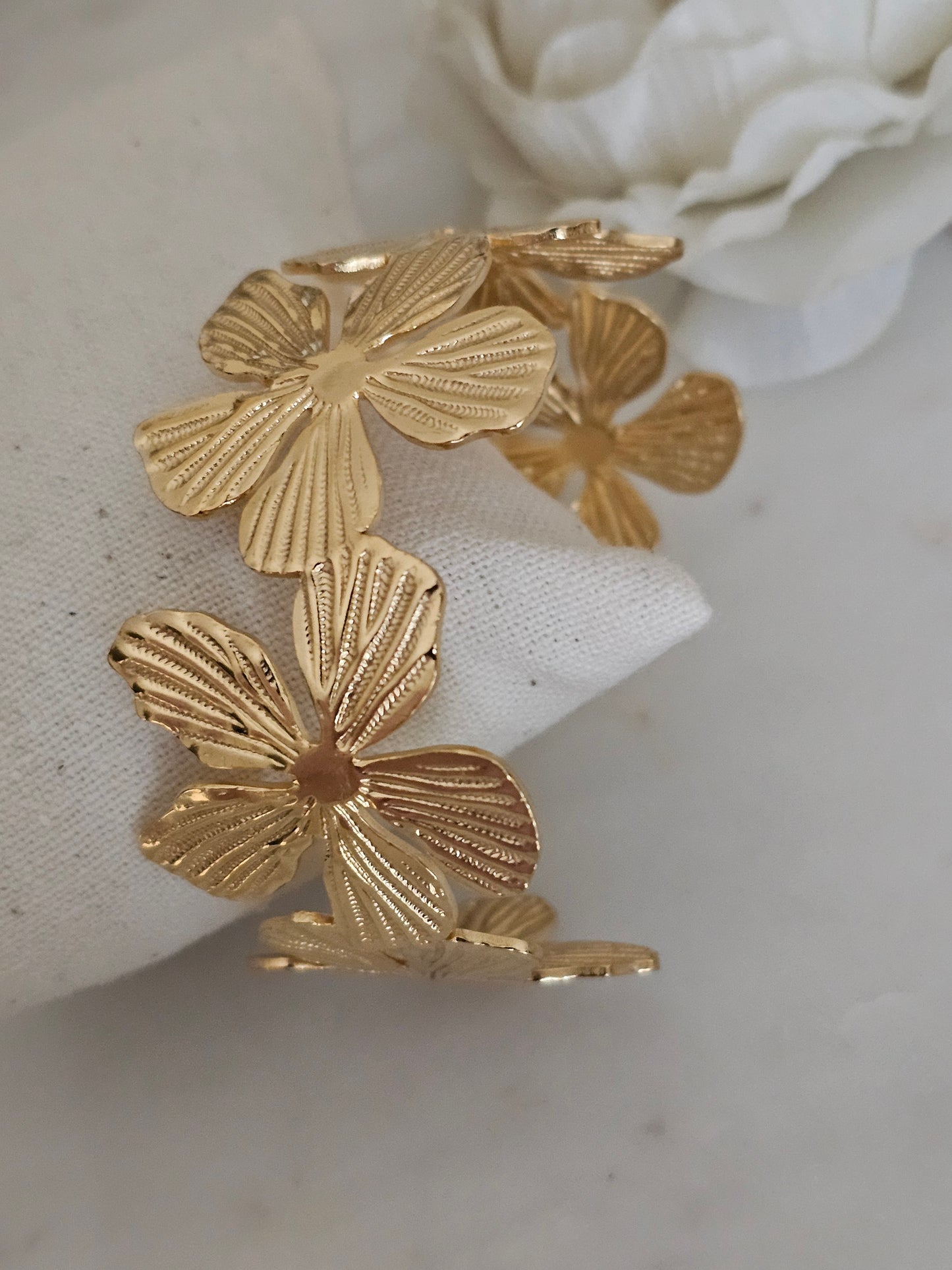 MIYRA FLOWER CUFF BANGLE